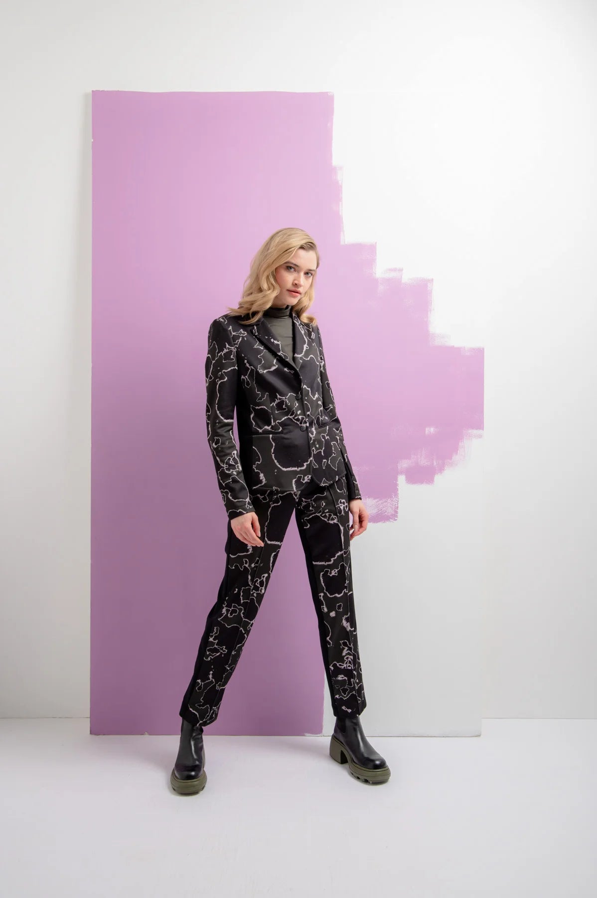 מכנסי לאונג' במראה מחוייט עם רצועת גומי במותןהרכב: 86% פוליאמיד, 14% אלסטןהדוגמנית בגובה 1.78 ולובשת מידה 36 אירופאית