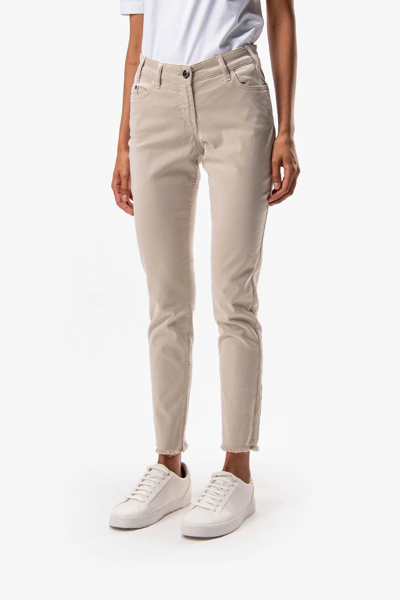 ג'ינס סקיני בצבע אפור בהיר סיומת פרנזים