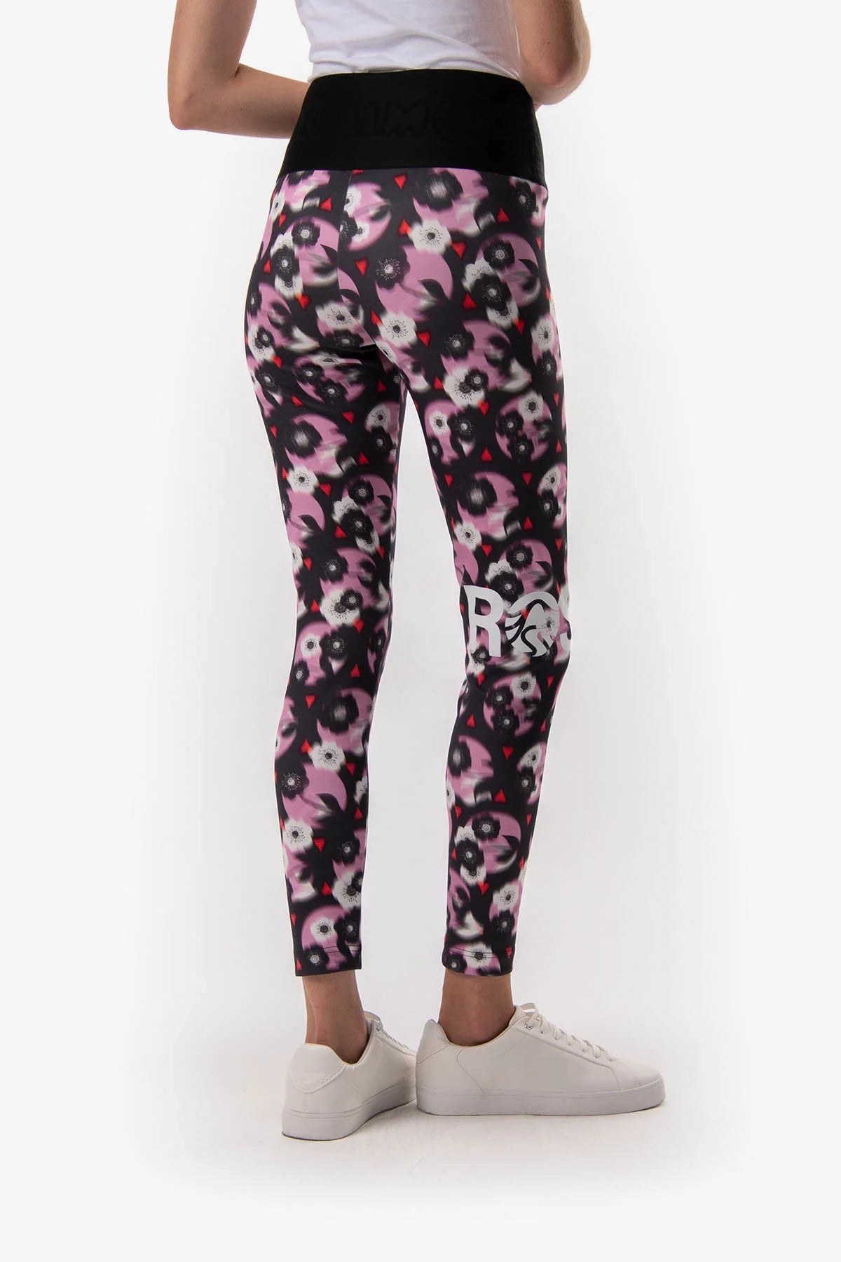 מכנסי טייץ' עם הדפסהרכב: 80% פוליאמיד, 20% אלסטןהדוגמנית בגובה 1.76 ולובשת מידה 36 אירופאית