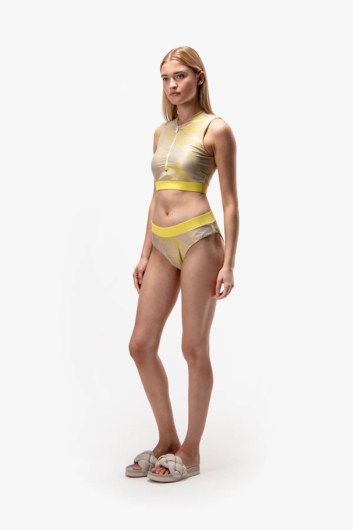 חזיית ביקיני עם סגירת רוכסןהרכב: 67% פוליאסטר, 21% פוליאמיד, 12% אלסטןהדוגמנית בגובה 1.75 ולובשת מידה 36 אירופאית