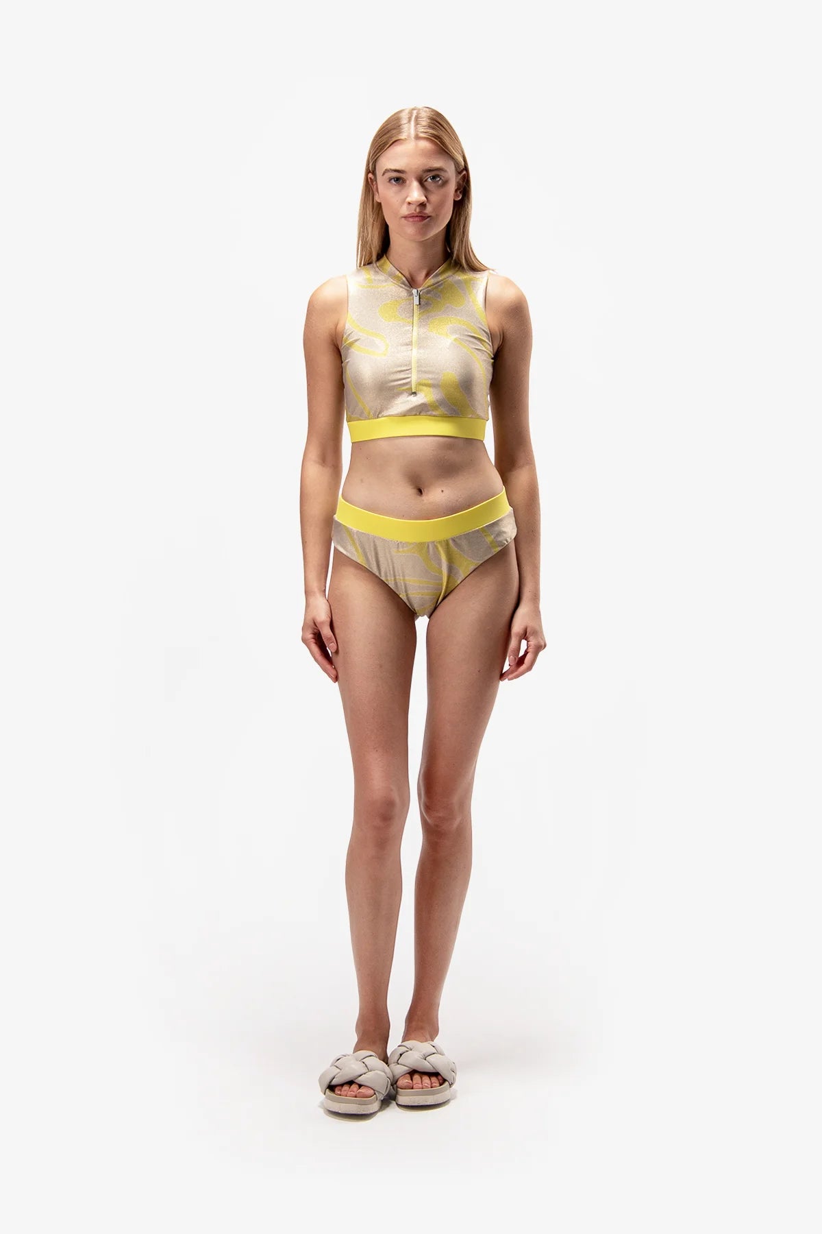 תחתוני ביקיני בגוון מנצנץהרכב: 67% פוליאסטר, 21% פוליאמיד, 12% אלסטןהדוגמנית בגובה 1.75 ולובשת מידה 36 אירופאית