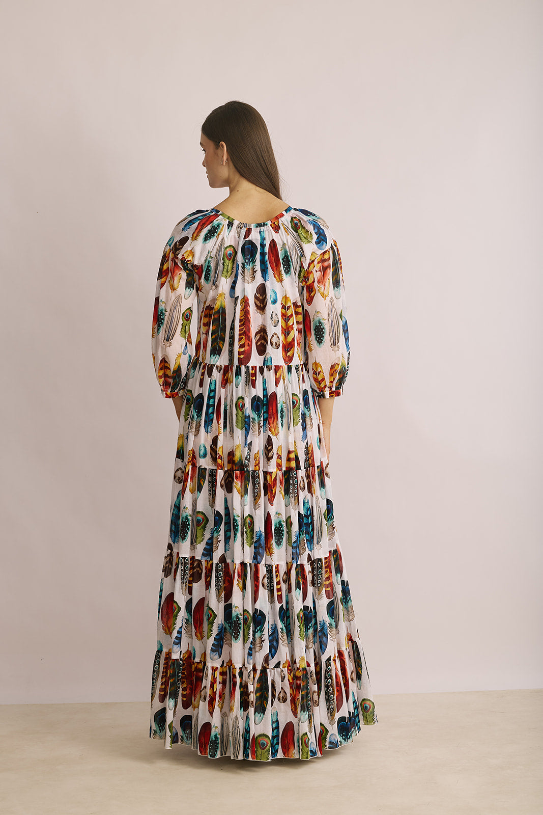 שמלת מקסי מתרחבת עם מפתח עמוק בהדפס בוהו שיקהרכב: 100% כותנההדוגמנית בגובה 1.80 ולובשת מידה 6 של Samantha Sung