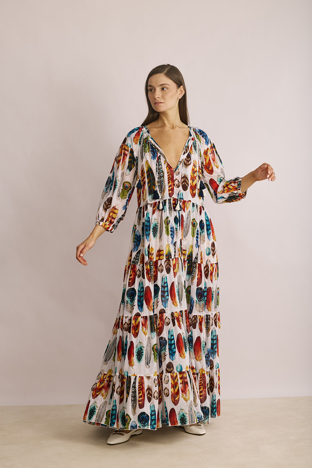 שמלת מקסי מתרחבת עם מפתח עמוק בהדפס בוהו שיקהרכב: 100% כותנההדוגמנית בגובה 1.80 ולובשת מידה 6 של Samantha Sung