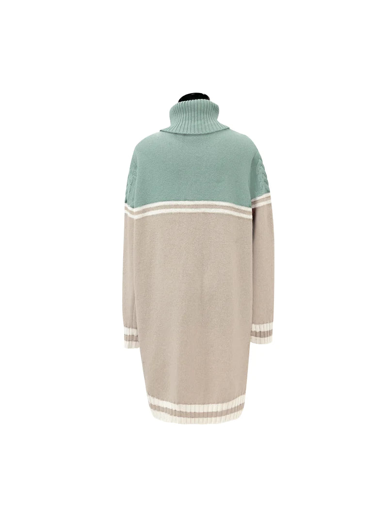 שמלת סריג עם צווארון גולף באורך מידיהרכב: 82% אקריליק, 18% פוליאסטרהדוגמנית בגובה 1.78 ולובשת מידה 42 איטלקית 