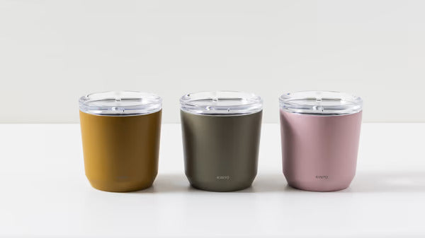 כוס טרמית מבודדת וואקום דגם TO GO TUMBLER של חברת KINTO מגיע בעיצוב נקי בגימור מט וצבעים רגועים. שומרת על הטמפרטורה לאורך זמן והמבנה המחודד מאפשר שתייה נוחה ונשיאה קלה.הרכב: מתכת אל-חלדהוראות שימוש: שומר על חום וקור לשעה; הוראות ניקוי: מתאים לניקוי במדיח כלים, אין להשתמש במיקרוגל