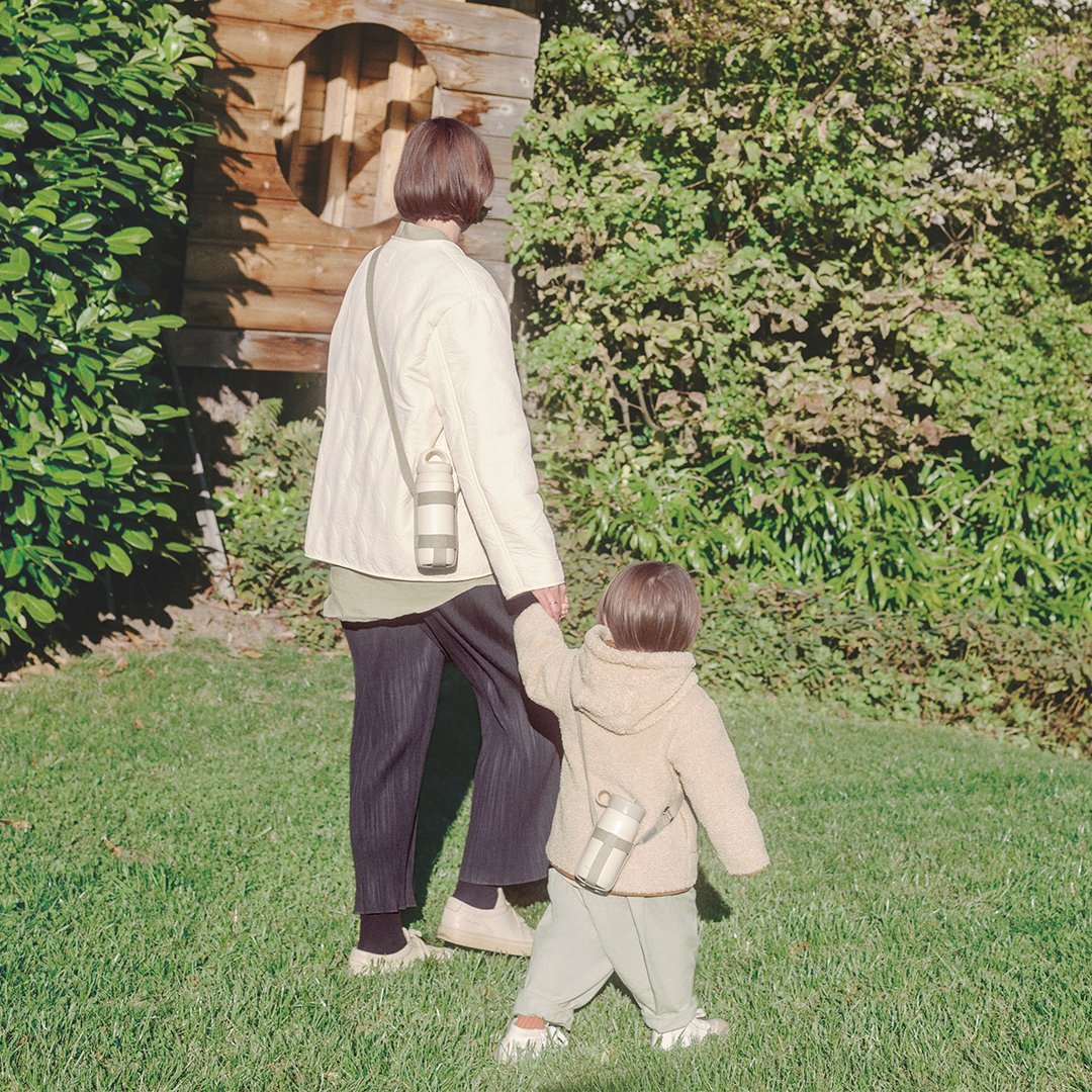 רצועת נשיאה מתכווננת לבקבוקיםהרכב: פוליאסטר; אבזם: נחושתאורך: 75 מ"מהרצועה מותאמת לבקבוקי KINTO TUMBLER בלבד