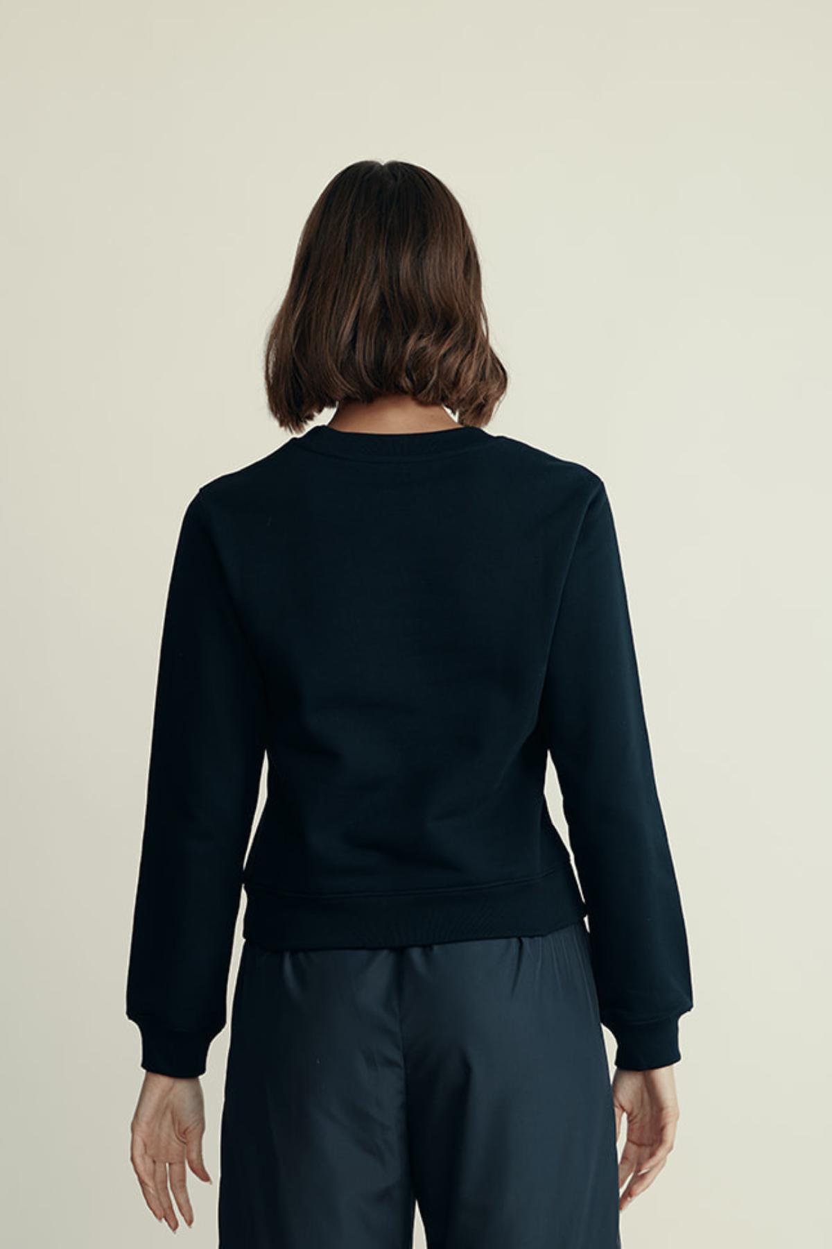 סווטשירט עם הדפס מקולקציית  MOSCHINO Coutureהרכב: 100% כותנההדוגמנית בגובה 1.80 ולובשת מידה S