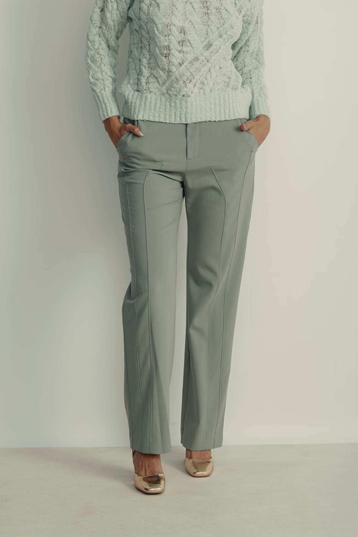 מכנסיים מחוייטים מקולקציית MOSCHINO Jeans עם תפירה מיוחדת בחלק הקידמיהרכב: 55% פוליאסטר, 43% צמר וירג'ין, 2% אלסטיהדוגמנית בגובה 1.80 ולובשת מידה 42 איטלקית