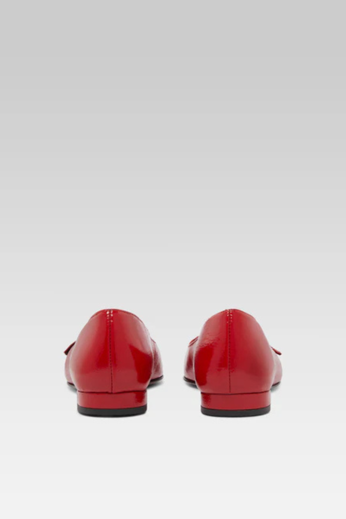 נעלי בלט מעור אדום בציפוי לקה עם רצועה אחת, חלק קדמי מרובעהרכב: עור עם סוליית עורגובה העקב: 1 ס"מ  