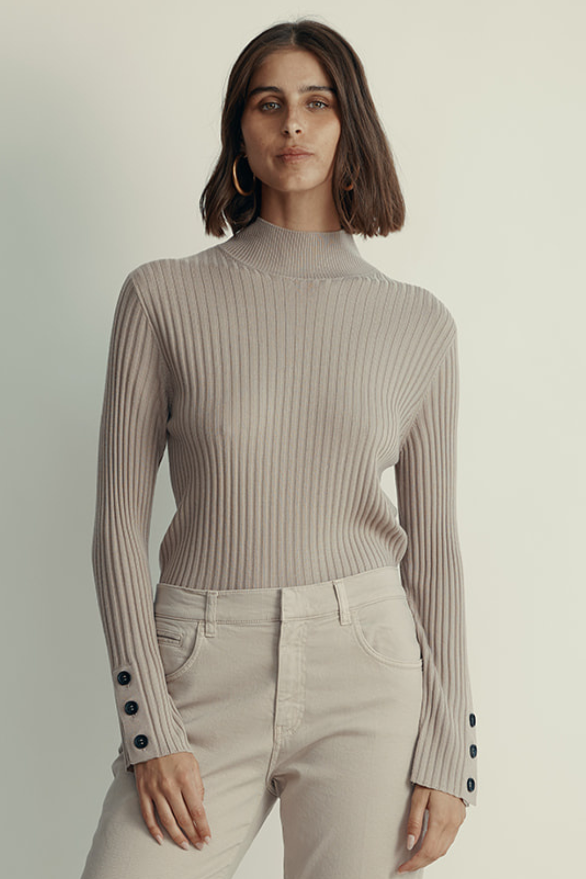 סריג גולף בגזרת סלים פיטהרכב: 100% צמר וירג'יןהדוגמנית בגובה 1.80 ולובשת מידה 42 איטלקית