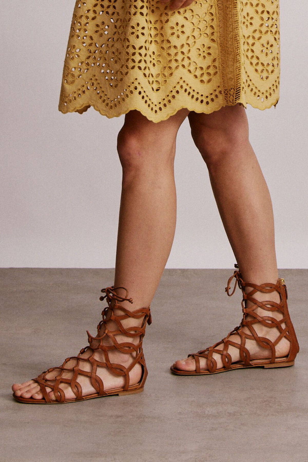 סנדלי גלדיאטור שטוחיםהרכב: 100% עור