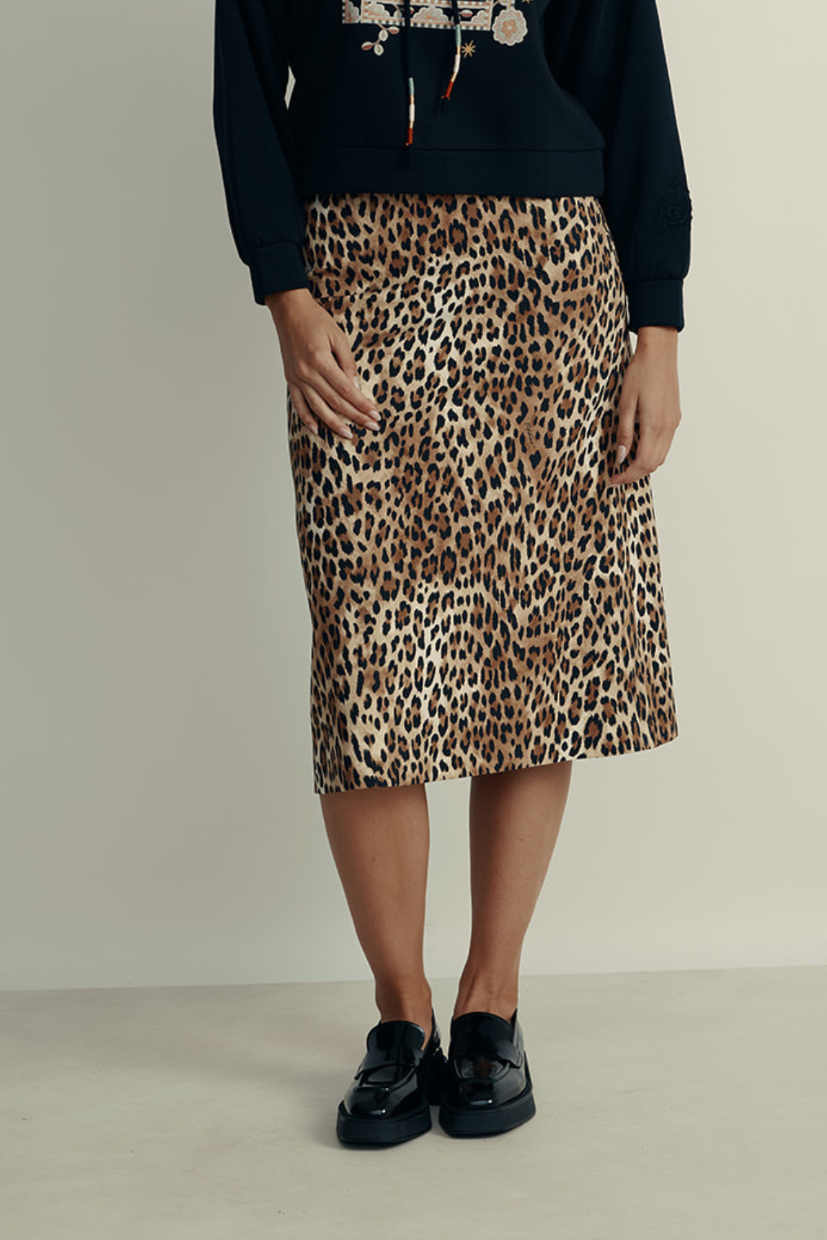 חצאית מידי בגזרת A עם הדפס מנומרהרכב: 936% ויסקוזה, 5% צמר וירג'ין, 25% אלסטןהדוגמנית בגובה 1.80 ולובשת מידה 42 איטלקית 