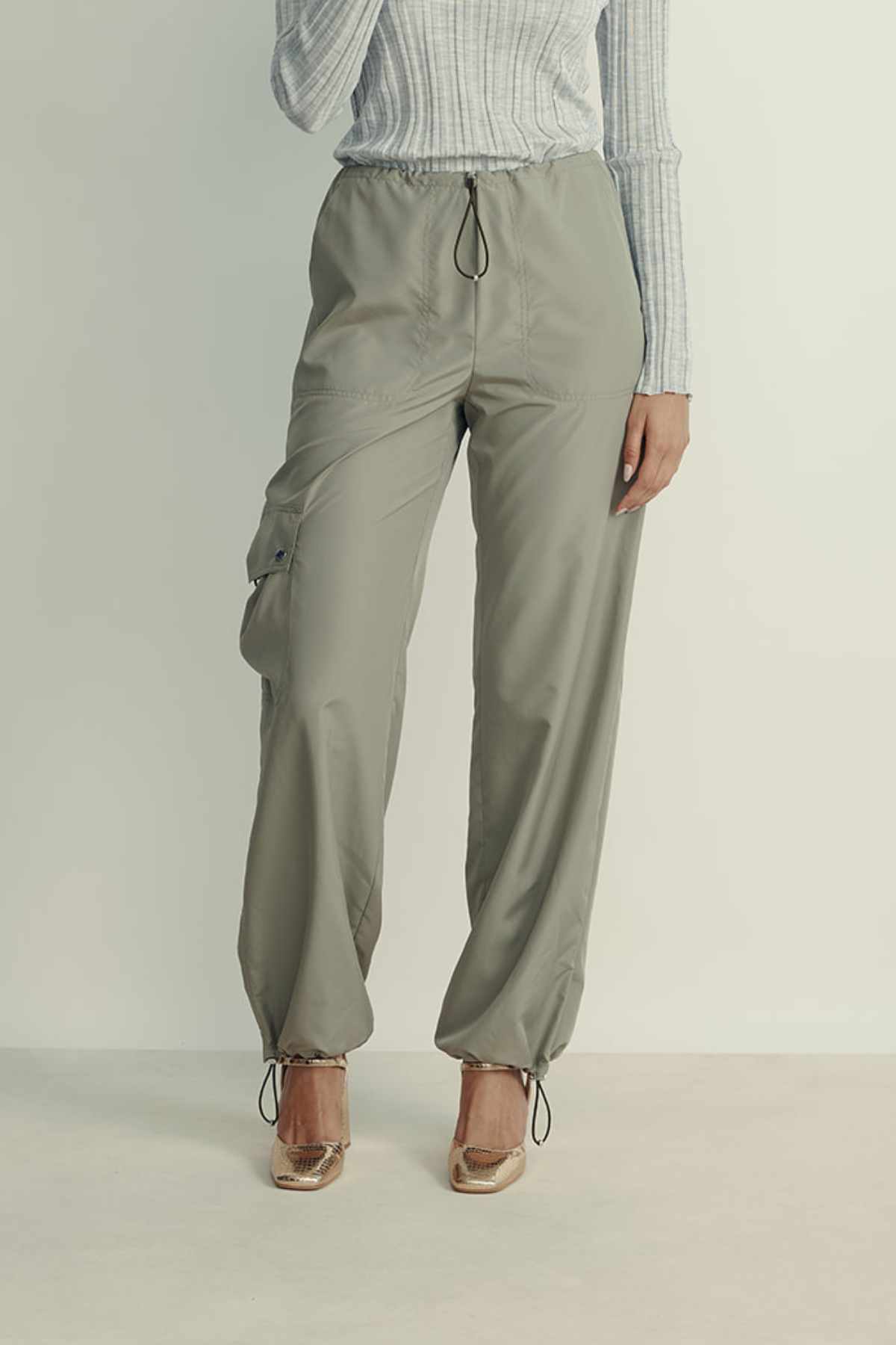 מכנסי קרגו עם שרוך הידוק במותניים וברגלייםהרכב: 100% פוליאסטרהדוגמנית בגובה 1.80 ולובשת מידה 42 איטלקית