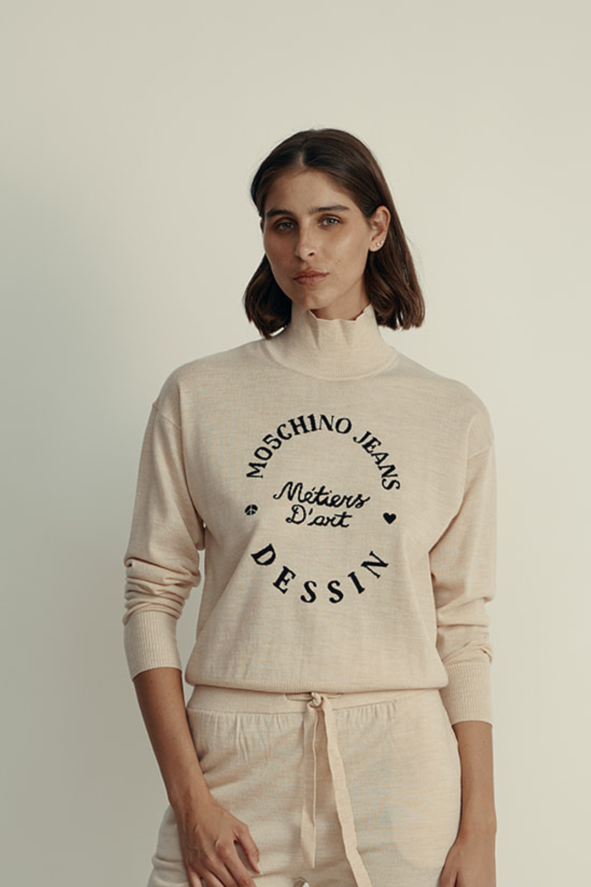 סוודר צמר עם הדפס מונוגרם מקולקציית MOSCHINO Jeansהרכב: 100% צמר וירג'יןהדוגמנית בגובה 1.80 ולובשת מידה S