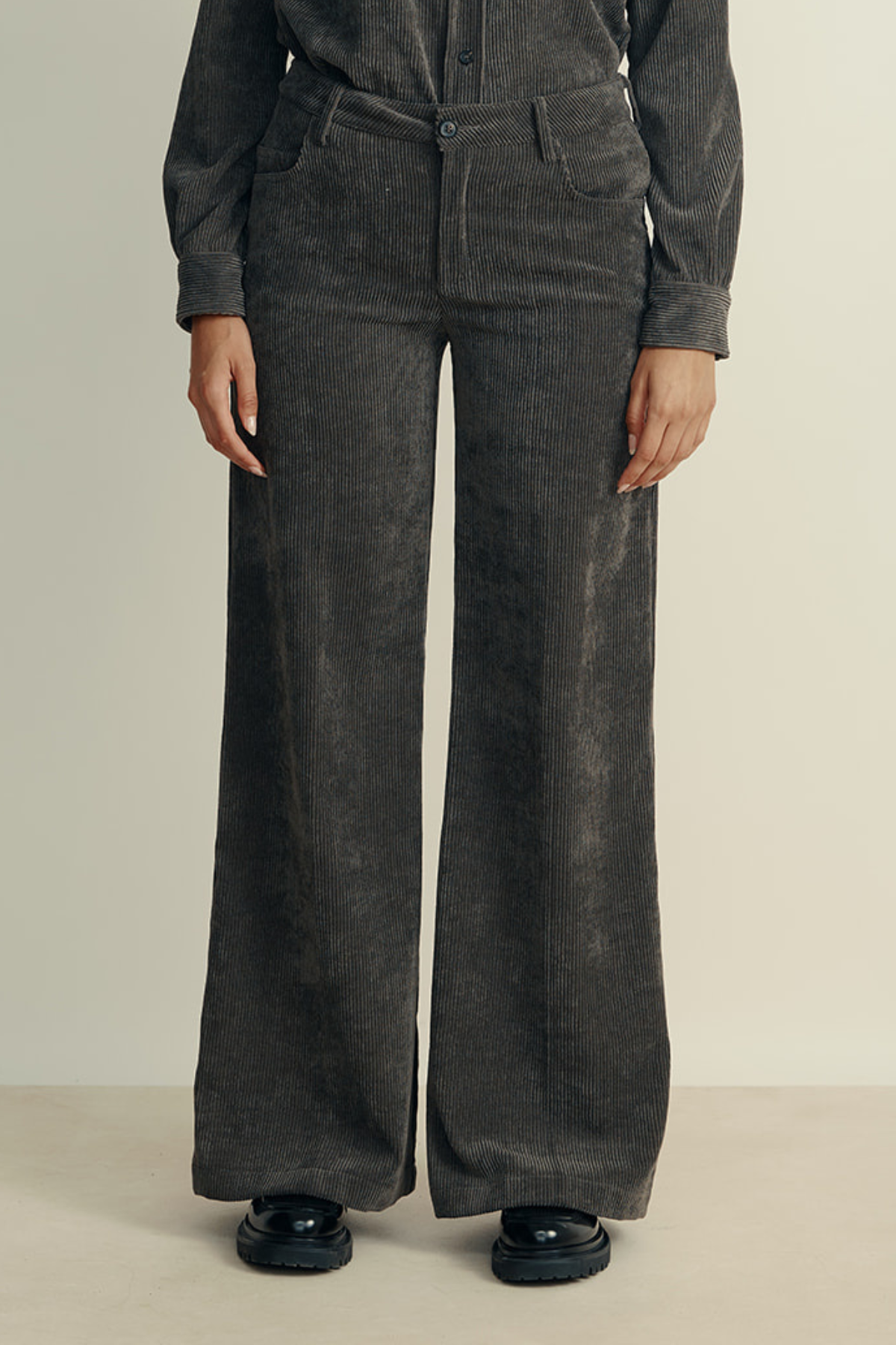 מכנסי קורדרוי רחביםהרכב: 82% פוליאסטר, 15% פוליאמיד, 3% אלסטן; בד משני: 100% כותנההדוגמנית בגובה 1.80 ולובשת מידה 42 איטלקית