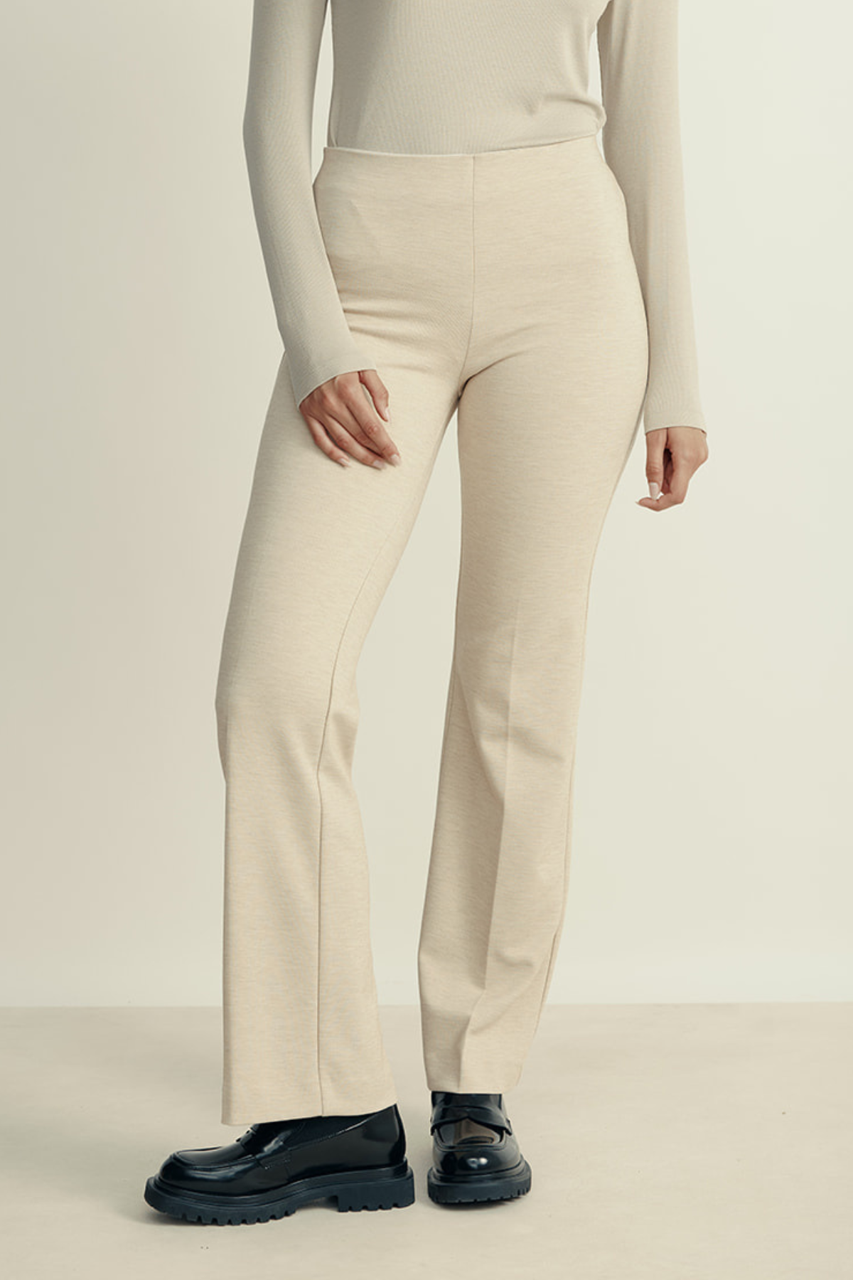 מכנסיים עם גומי במותן, סיומת מתרחבת: 78% פוליאסטר (בחלקו ממוחזר), 19% ויסקוזה, 3% אלסטןהדוגמנית בגובה 1.80 ולובשת מידה 27 של דרייקורן