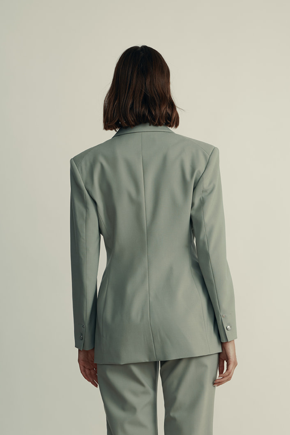 בלייזר מחוייט מקולקציית MOSCHINO Jeans עם כיסים נסתריםהרכב: 55% פוליאסטר, 43% צמר וירג'ין, 2% אלסטןהדוגמנית בגובה 1.80 ולובשת מידה 42 איטלקית