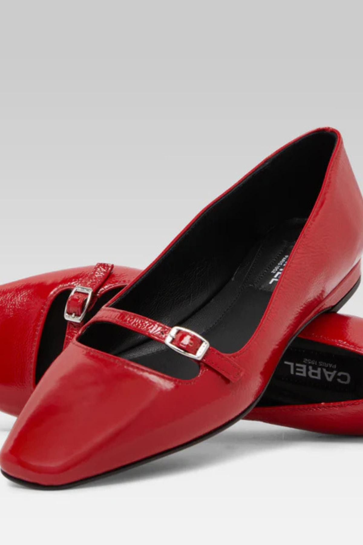 נעלי בלט מעור אדום בציפוי לקה עם רצועה אחת, חלק קדמי מרובעהרכב: עור עם סוליית עורגובה העקב: 1 ס"מ  