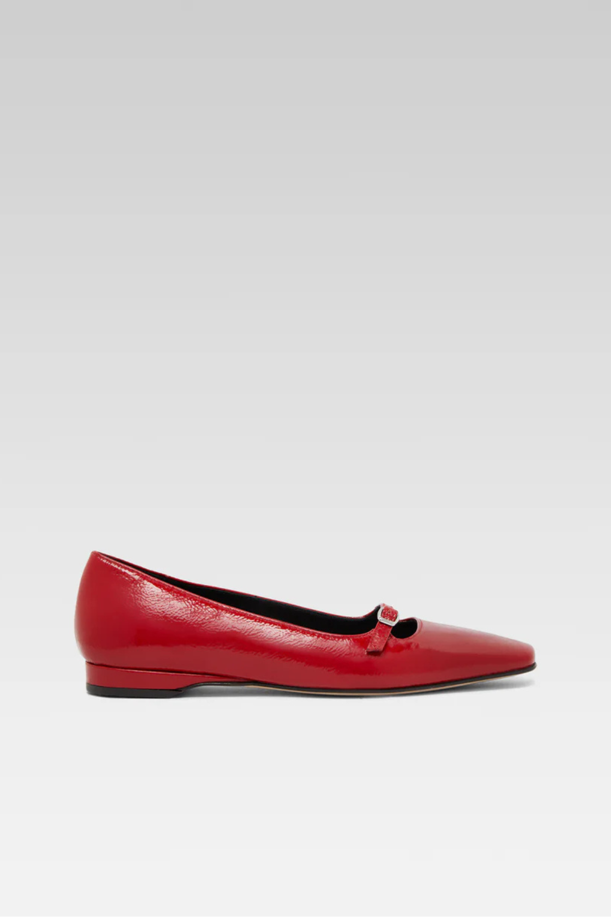 נעלי בלט מעור אדום בציפוי לקה עם רצועה אחת, חלק קדמי מרובעהרכב: עור עם סוליית עורגובה העקב: 1 ס"מ  