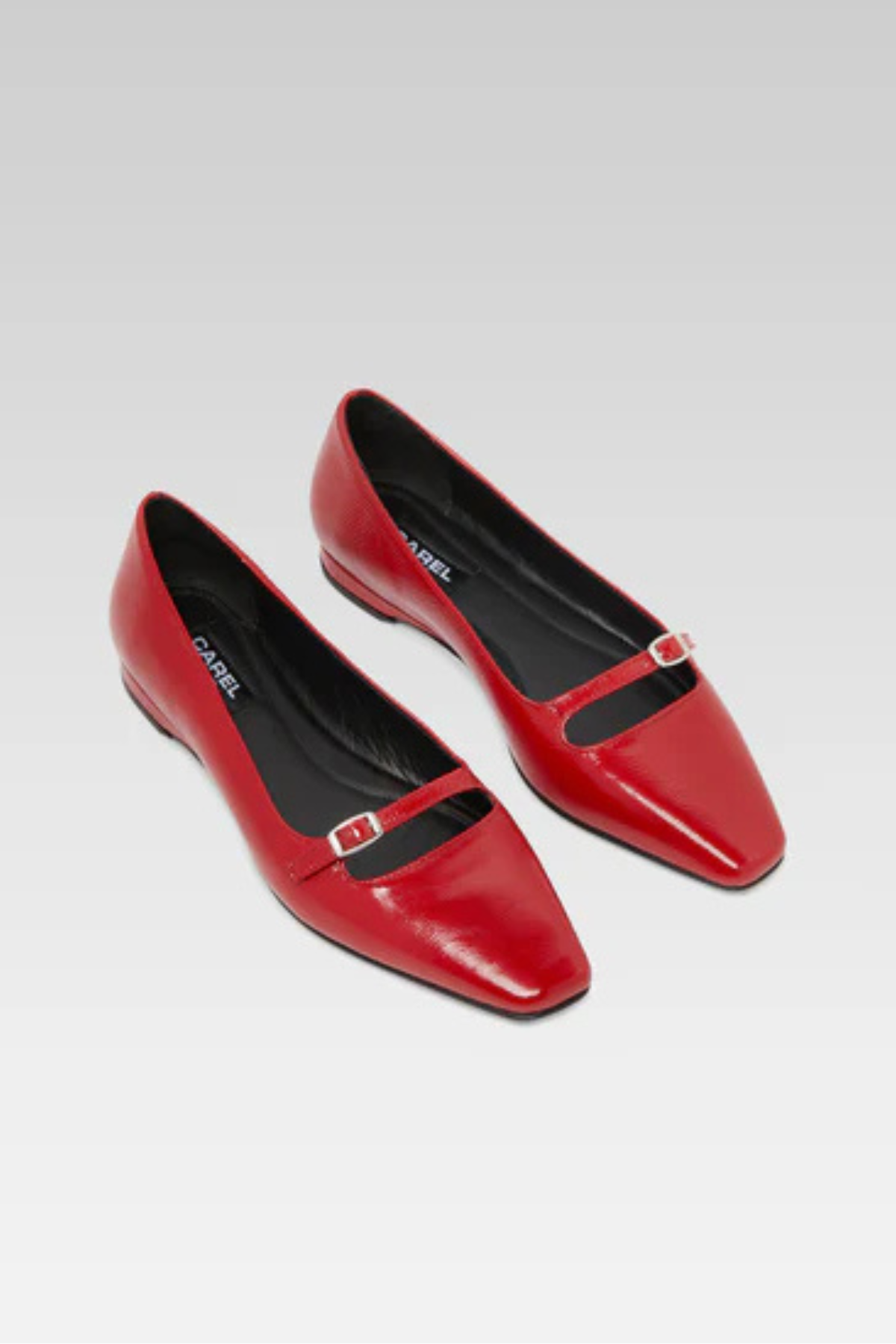 נעלי בלט מעור אדום בציפוי לקה עם רצועה אחת, חלק קדמי מרובעהרכב: עור עם סוליית עורגובה העקב: 1 ס"מ  