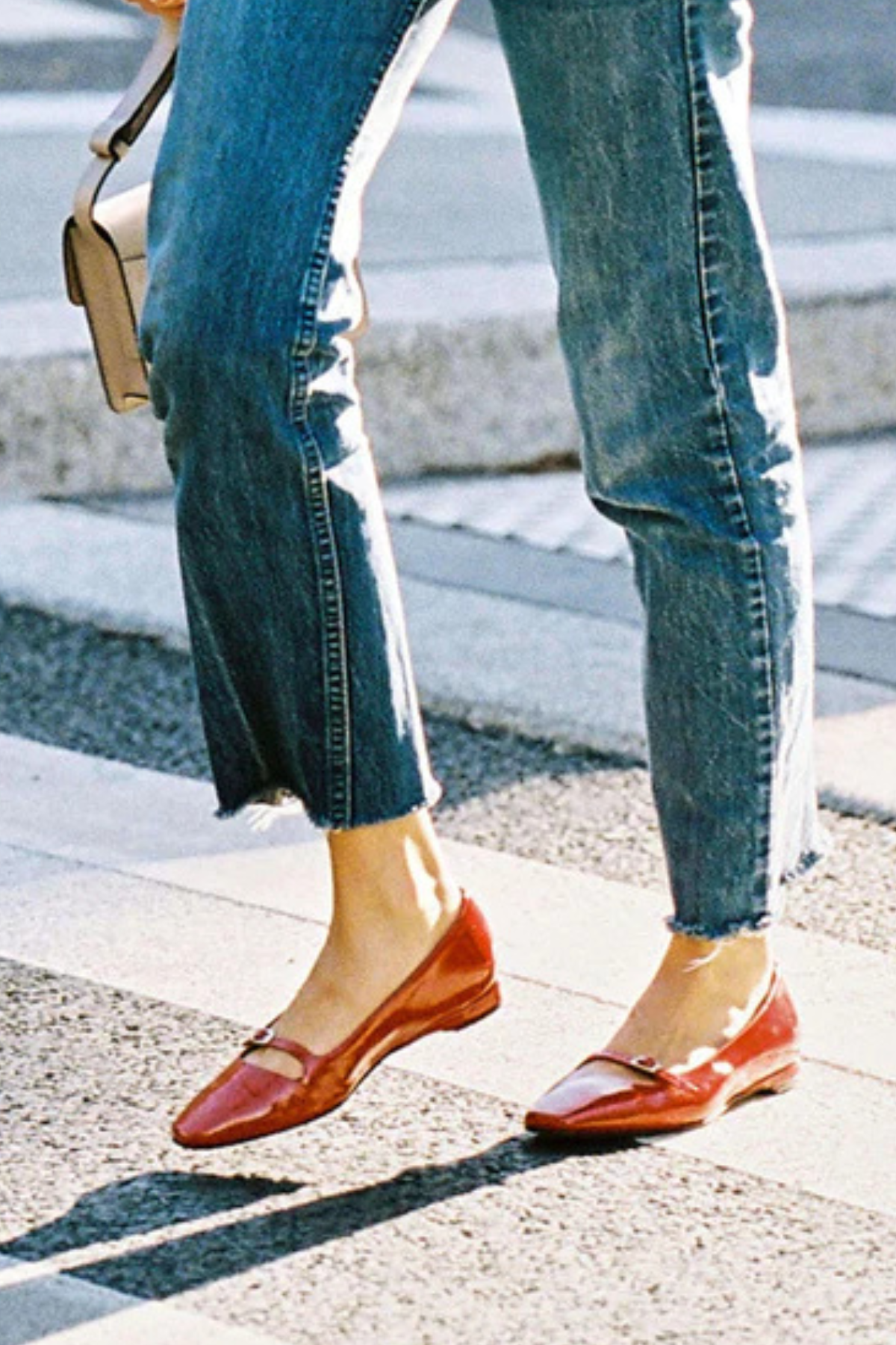 נעלי בלט מעור אדום בציפוי לקה עם רצועה אחת, חלק קדמי מרובעהרכב: עור עם סוליית עורגובה העקב: 1 ס"מ  