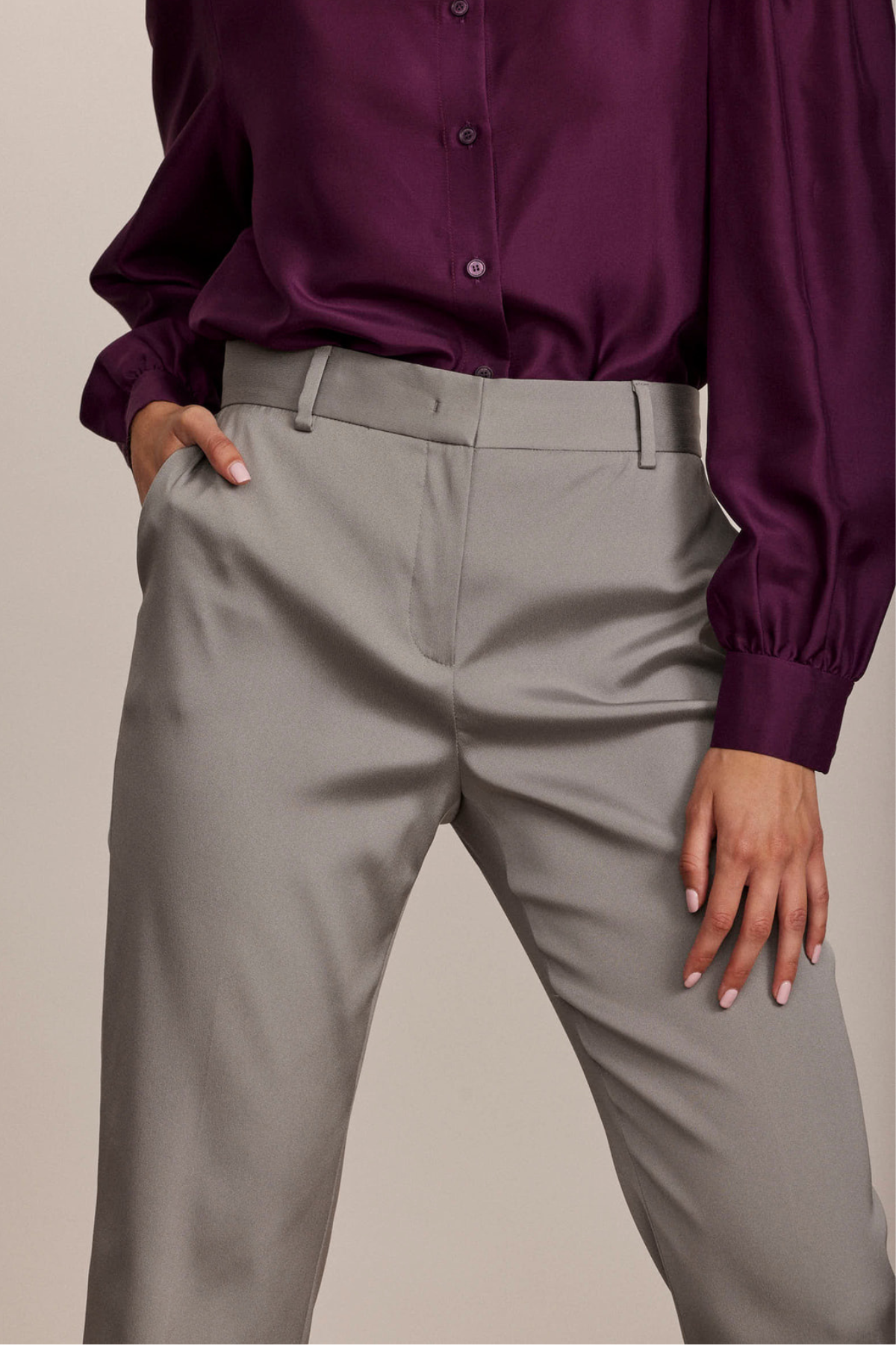 מכנסיים מחוייטים צרים מסאטןהרכב: 76% אצטט, 21% פוליאמיד, 3% אלסטןהדוגמנית בגובה 1.80 ולובשת מידה 42 איטלקית