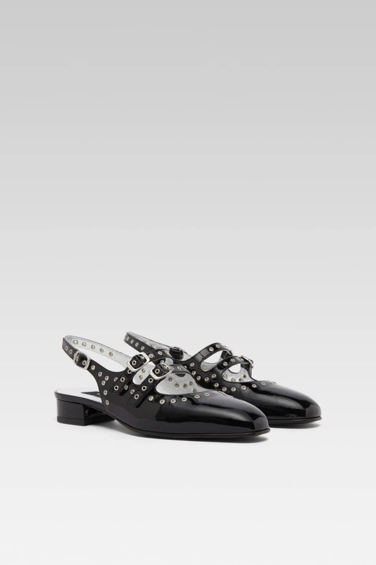 נעלי עקב מעור שחור בציפוי לקה מעוטר באלמנטים מתכתיים עם 2 רצועותהרכב: עור עם סוליית עורגובה העקב: 2 ס"מ  