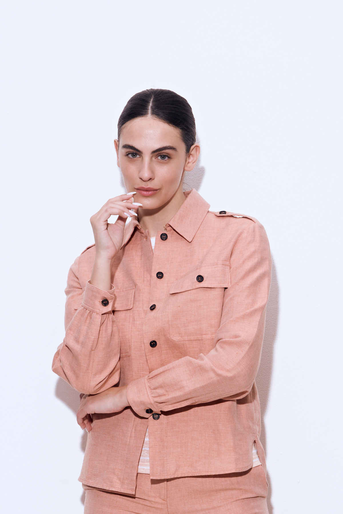 חולצה מכופתרת דקה בגזרה ישרההרכב: 55% פשתן, 45% כותנההדוגמנית בגובה 1.75 ולובשת מידה 40 איטלקית