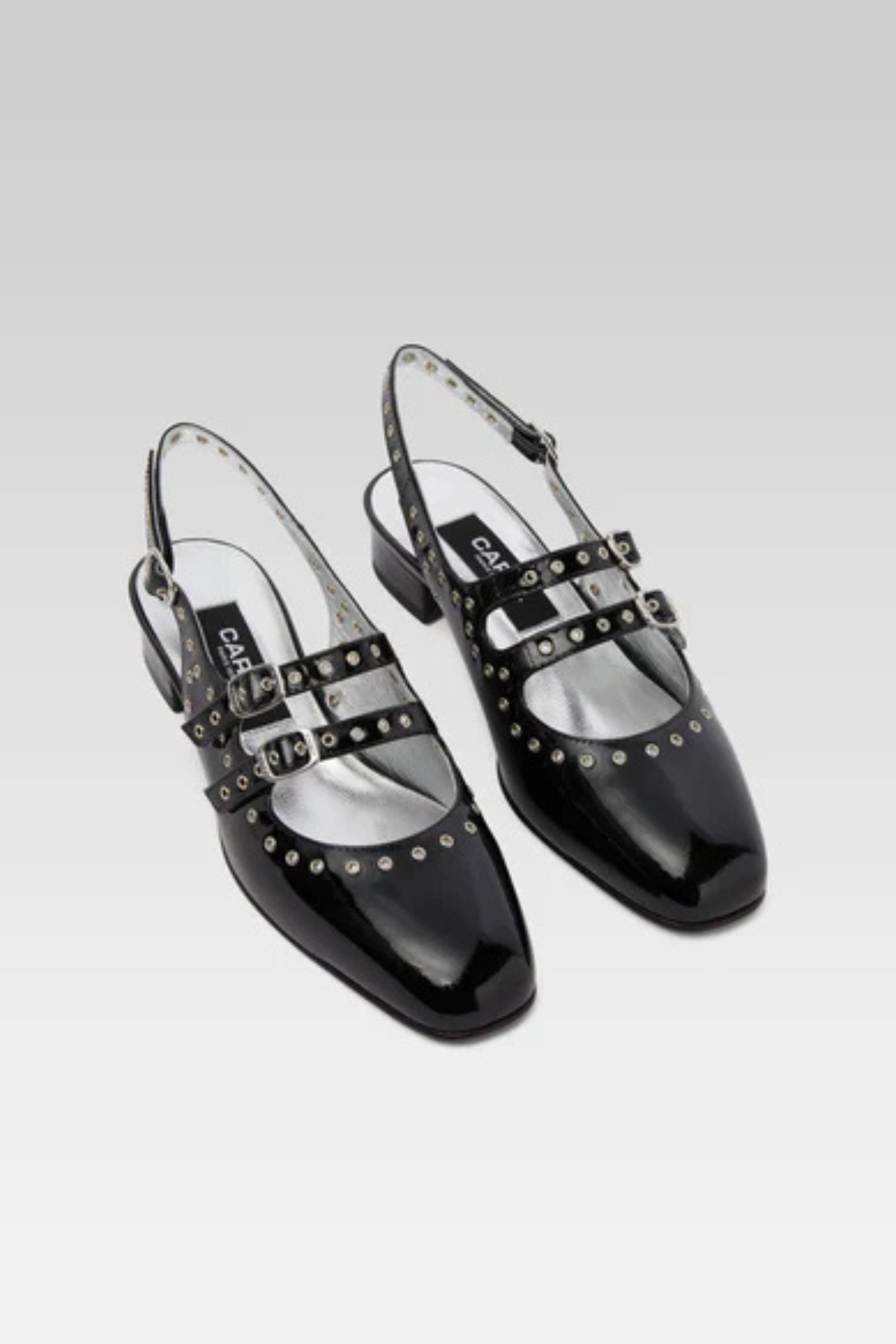 נעלי עקב מעור שחור בציפוי לקה מעוטר באלמנטים מתכתיים עם 2 רצועותהרכב: עור עם סוליית עורגובה העקב: 2 ס"מ  