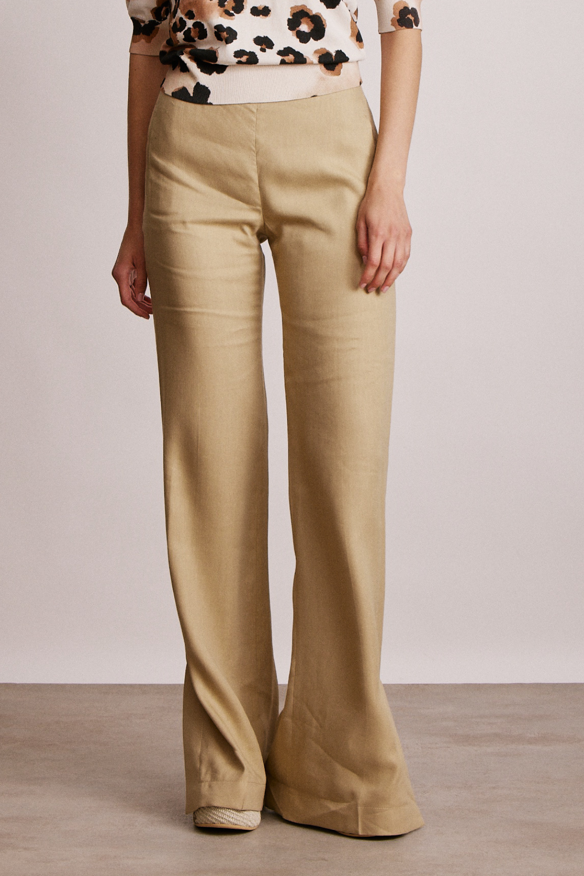 מכנסי פשתן מתרחבים עם שסע בסיומתהרכב: 60% פשתן, 37% ויסקוזה, 3% אלסטןהדוגמנית בגובה 1.80 ולובשת מידה 40 איטלקית