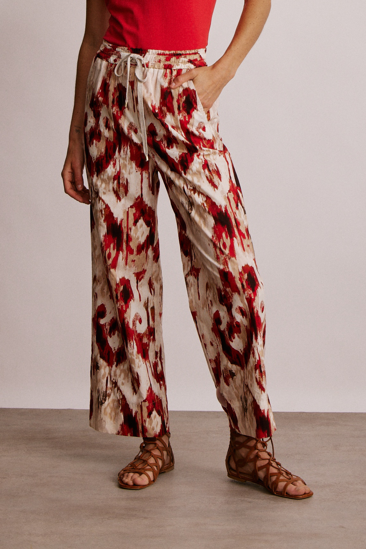 מכנסי כותנה עם הדפס, גומי במותן הרכב: 98% כותנה, 1% פוליאסטר, 1% ויסקוזההדוגמנית בגובה 1.80 ולובשת מידה 40 איטלקית