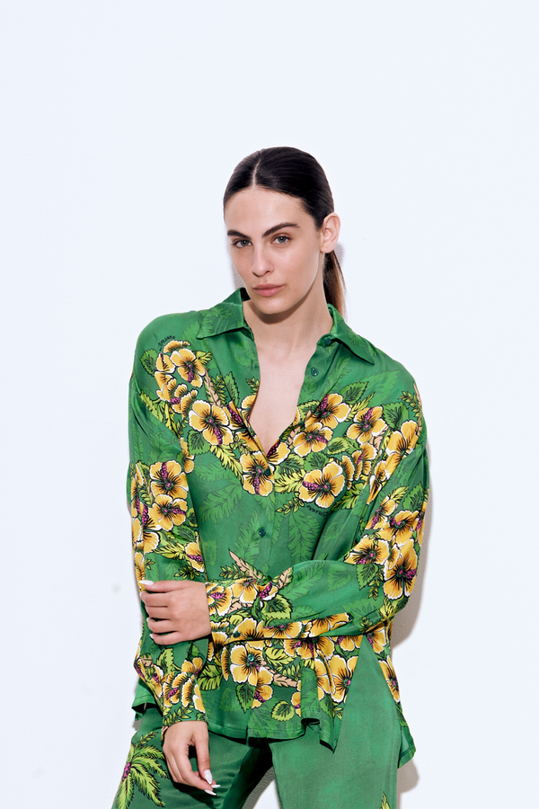 חולצת ויסקוזה מכופתרת שרוול ארוך בהדפס פרחים צהובים על רקע ירוק