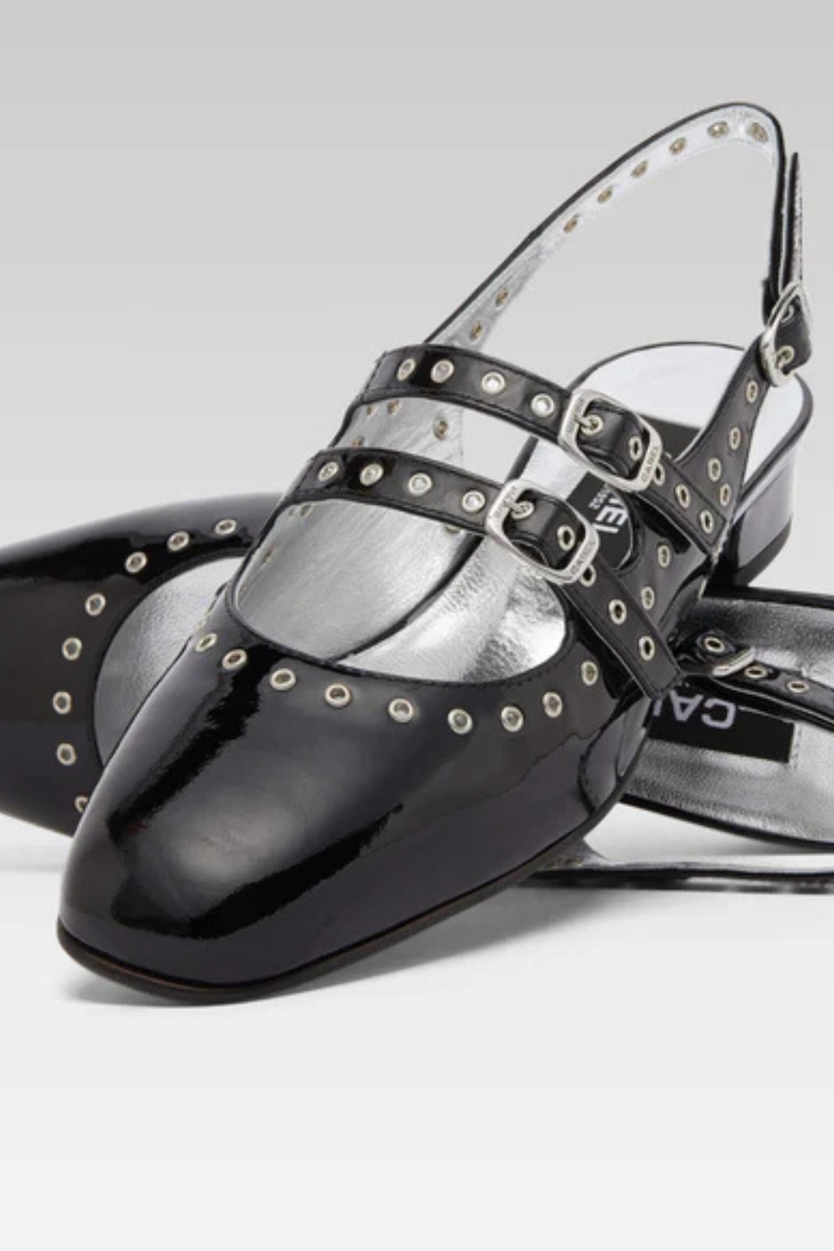 נעלי עקב מעור שחור בציפוי לקה מעוטר באלמנטים מתכתיים עם 2 רצועותהרכב: עור עם סוליית עורגובה העקב: 2 ס"מ  