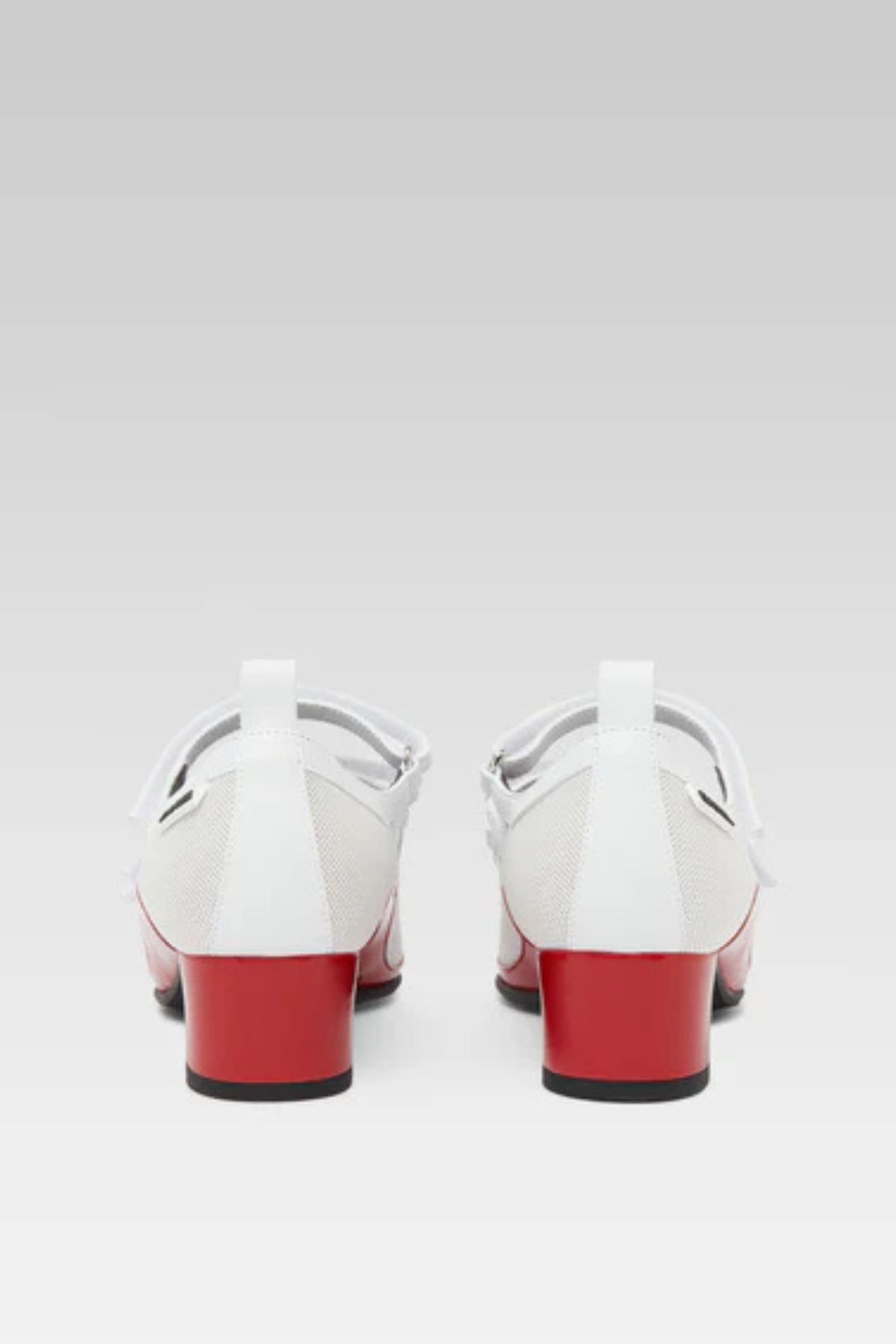 נעלי עקב עם 3 רצועות, בצבע אדום משולב עם רשת לבנה, הרכב: 100% עור אקולוגי עם סוליית גומיגובה העקב: 4 ס"מ  