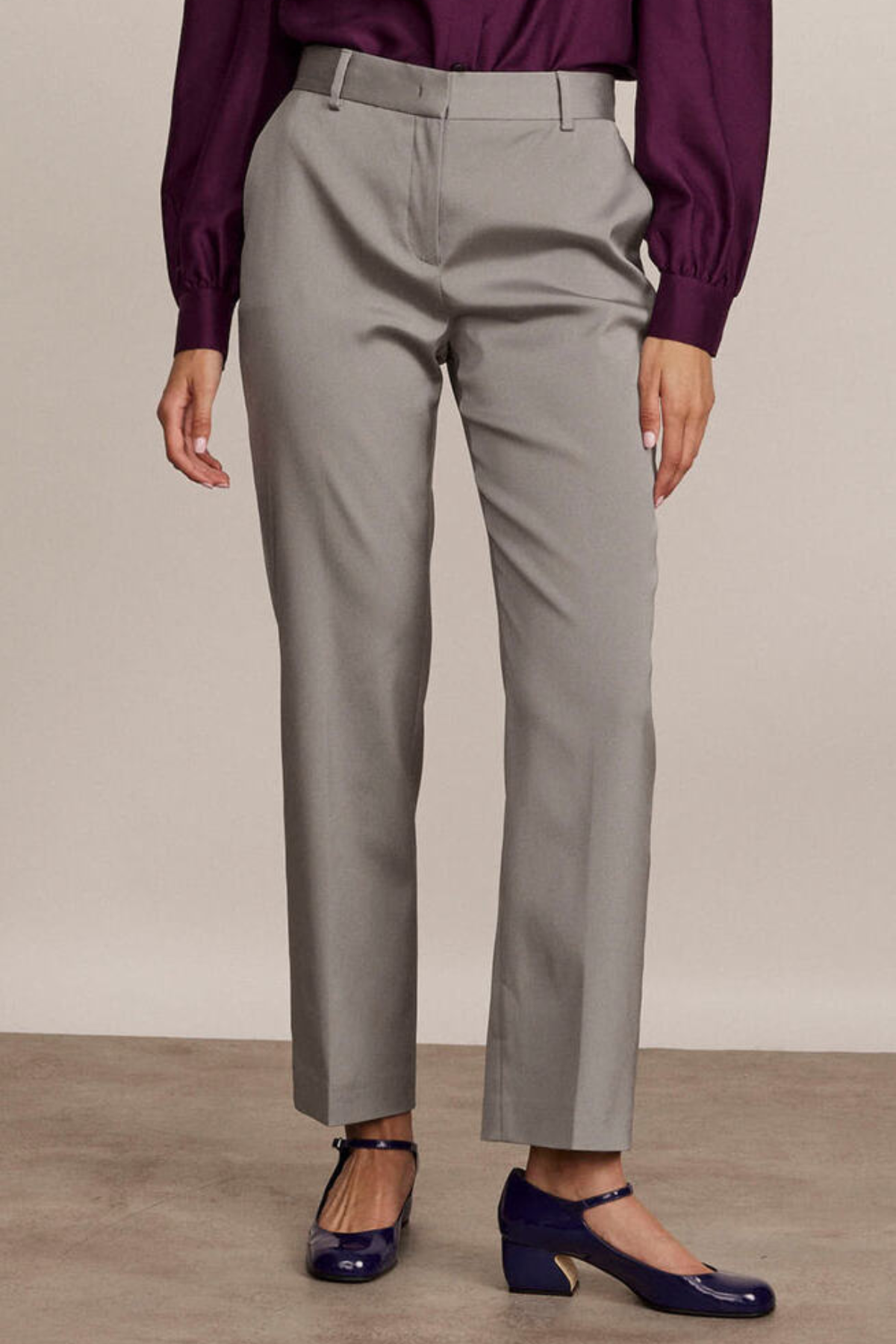 מכנסיים מחוייטים צרים מסאטןהרכב: 76% אצטט, 21% פוליאמיד, 3% אלסטןהדוגמנית בגובה 1.80 ולובשת מידה 42 איטלקית