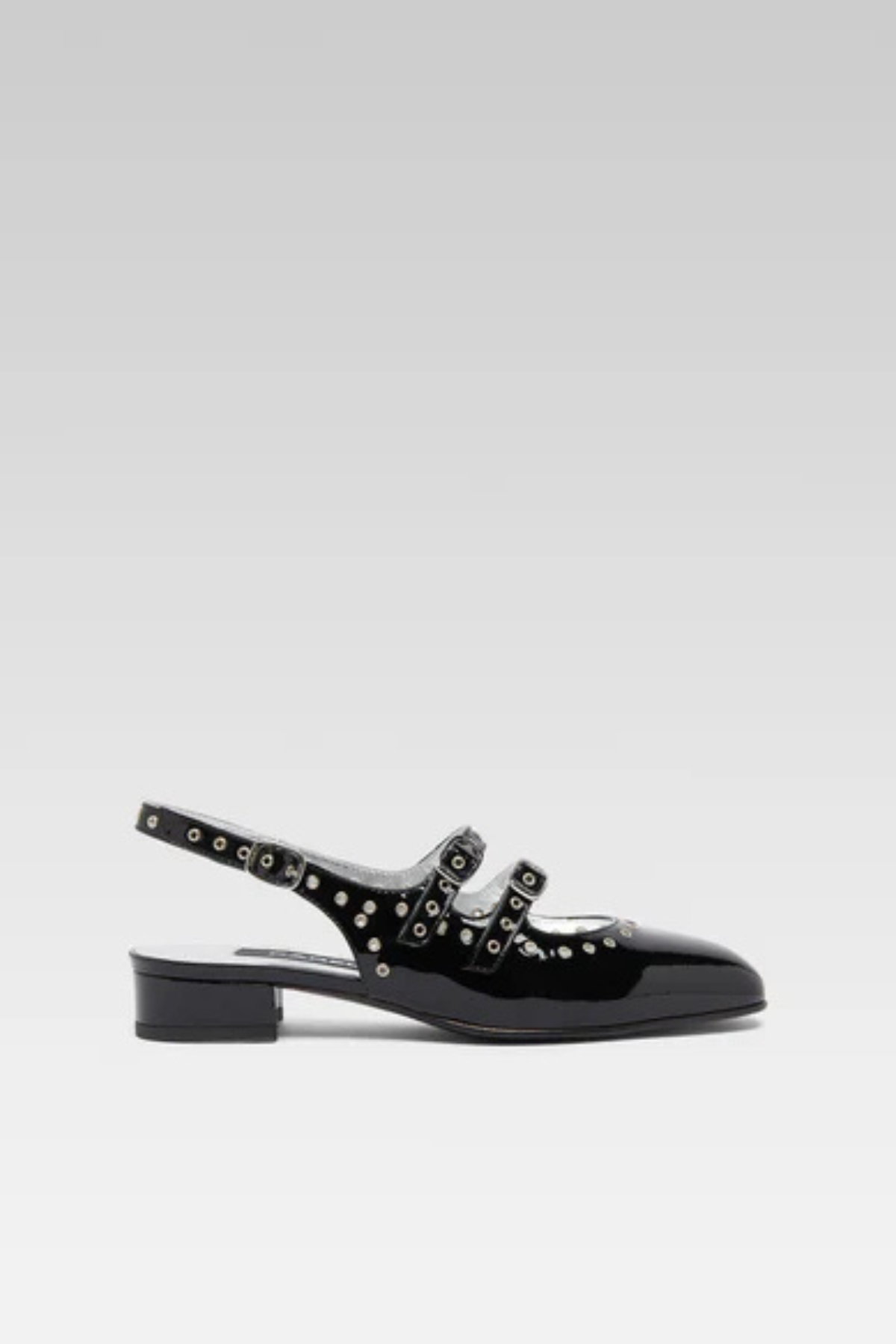 נעלי עקב מעור שחור בציפוי לקה מעוטר באלמנטים מתכתיים עם 2 רצועותהרכב: עור עם סוליית עורגובה העקב: 2 ס"מ  