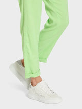 מכנסיים בצבע ירוק פסטל דגם ROANNE משילוב פשתן עם ויסקוזה גומי במותן רגל צרה