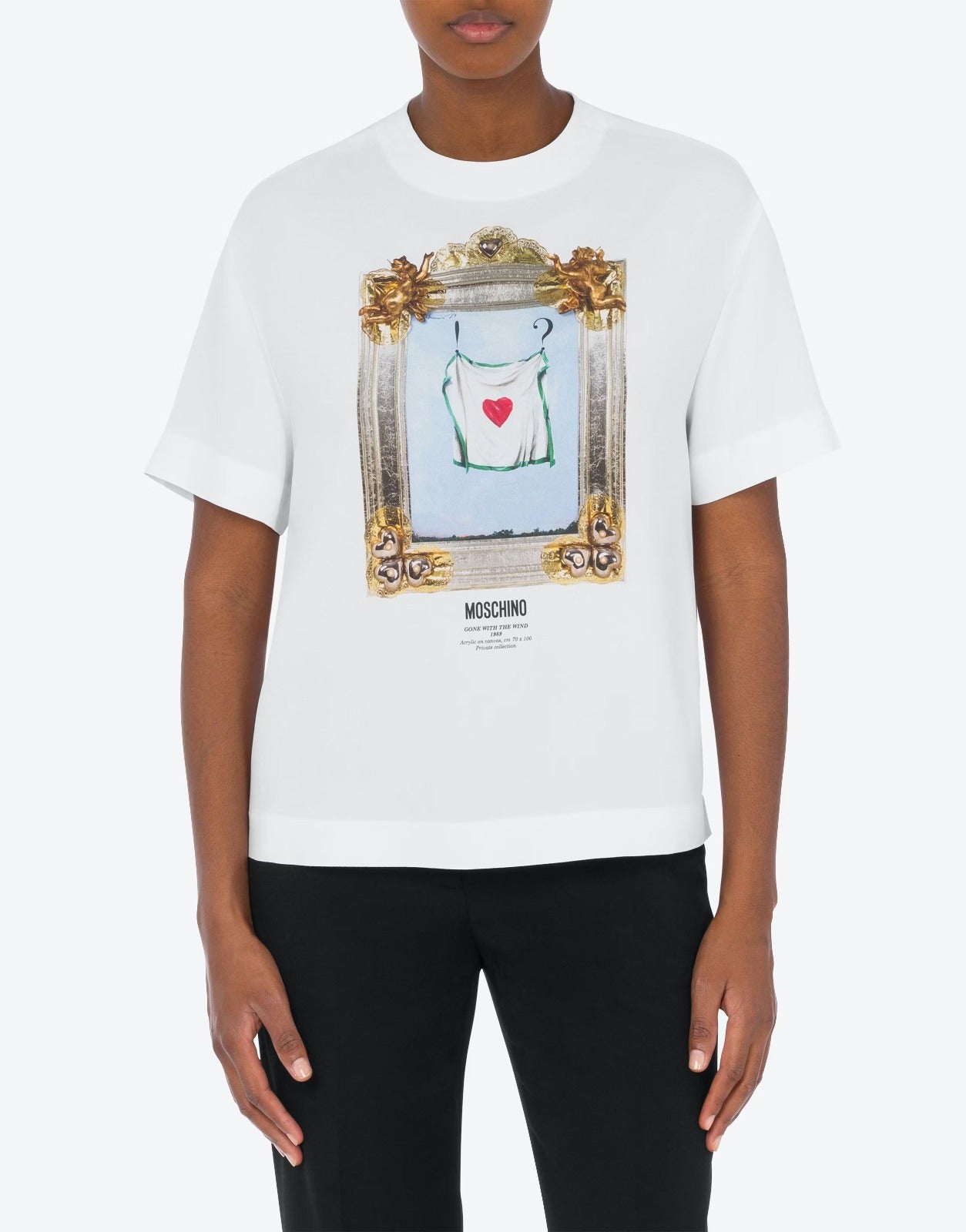 חולצת סאטן מקולקציית MOSCHINO COUTURE עם הדפס וסגירת רוכסן בגבהרכב: 70% אצטט, 30% ויסקוזההדוגמנית בגובה 1.78 ולובשת מידה 40 איטלקית