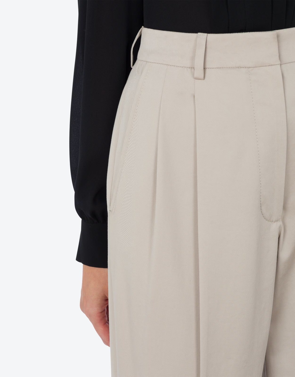 מכנסיים מחוייטים מקולקציית MOSCHINO COUTURE בגזרה גבוהה הרכב: 96% כותנה, 4% אלסטן; בד משני: 60% אצטט, 40% קופרוהדוגמנית בגובה 1.77 ולובשת מידה 42 איטלקית