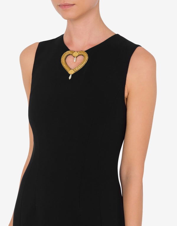 שמלה שחורה סלים פיט ללא שרוולים מכסה ברך עם אלמנט לב רקום בצווארון