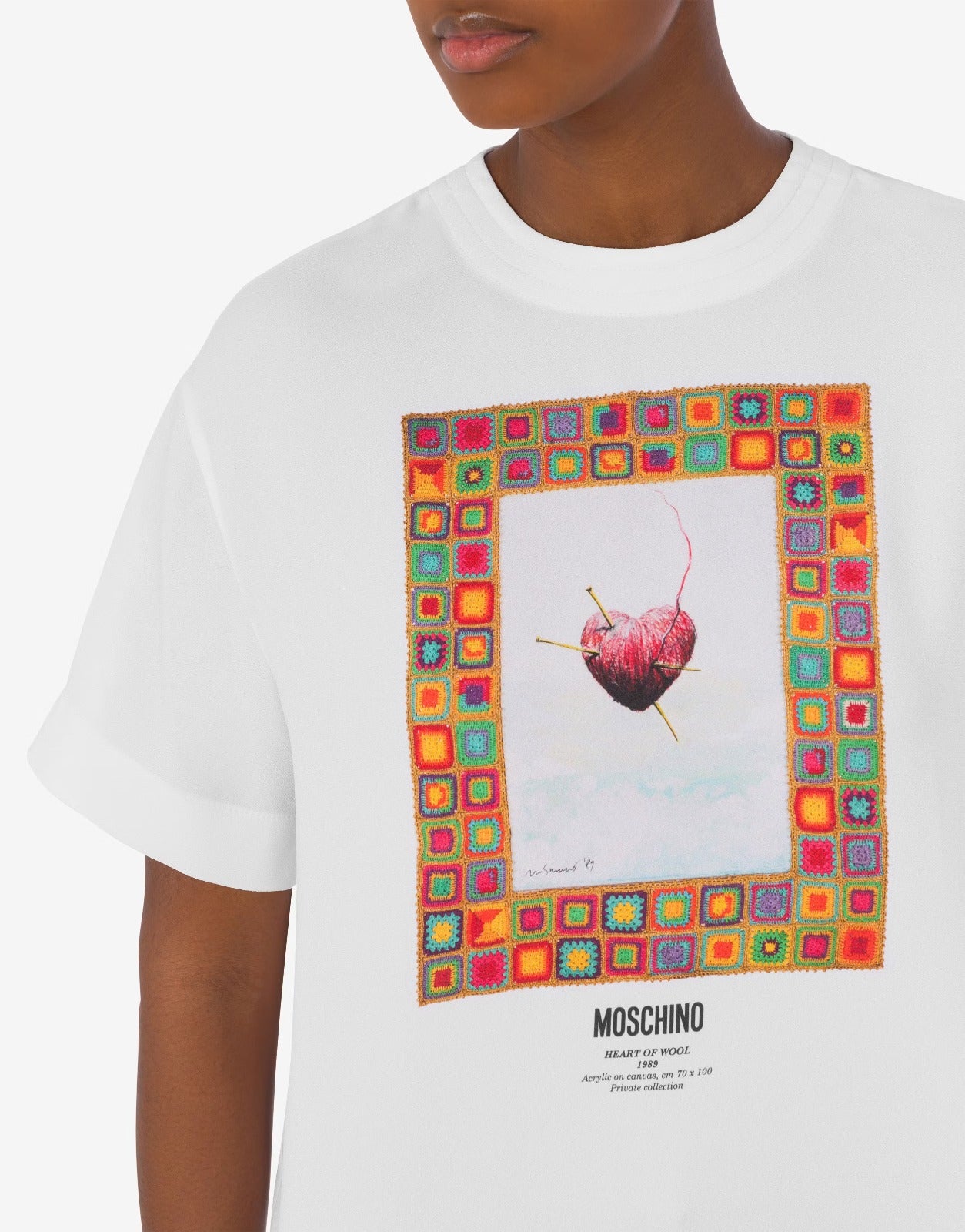 חולצת סאטן מקולקציית MOSCHINO COUTURE עם הדפס וסגירת רוכסן בגבהרכב: 70% אצטט, 30% ויסקוזההדוגמנית בגובה 1.78 ולובשת מידה 40 איטלקית