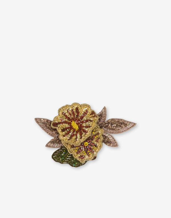 סיכה לדש הבגד בצורת פרח בשילוב עלים עשויה בד מעוטר בחרוזים ופייטים
