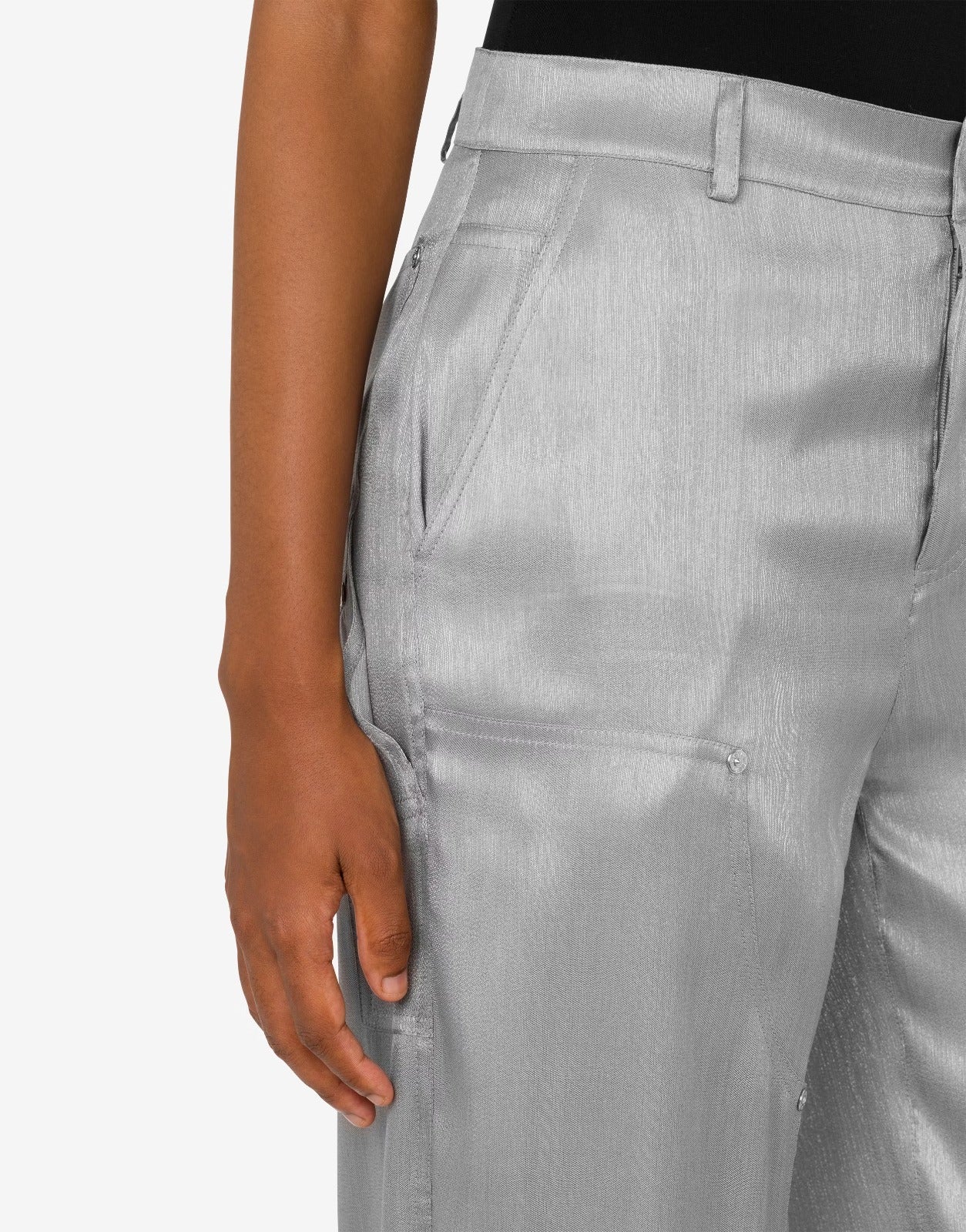 מכנסיים מחוייטים בגימור מבריקהרכב: 79% פוליאסטר, 21% משיהדוגמנית בגובה 1.78 ולובשת מידה 40 איטלקית