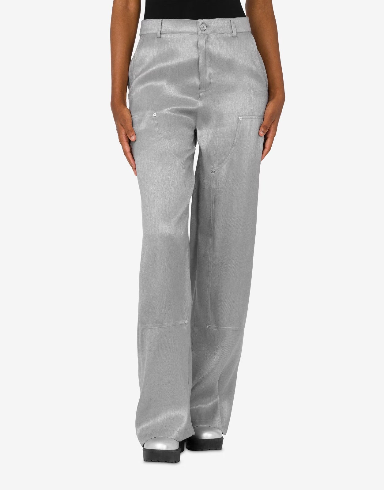 מכנסיים מחוייטים בגימור מבריקהרכב: 79% פוליאסטר, 21% משיהדוגמנית בגובה 1.78 ולובשת מידה 40 איטלקית