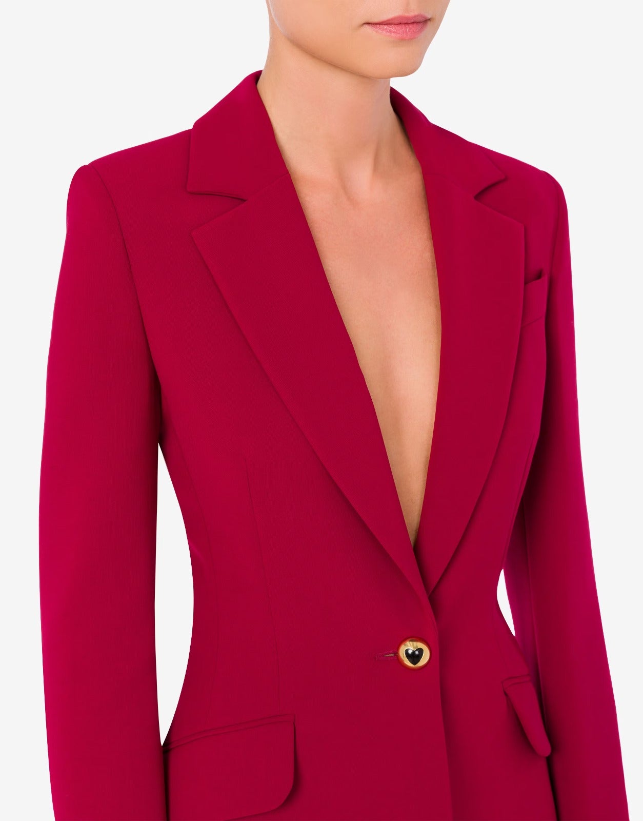 בלייזר מחוייט מקולקציית MOSCHINO Couture עם סגירת כפתור בצורת לבהרכב: 88% פוליאסטר, 12% אלסטןדוגמנית בגובה 1.78 ולובשת מידה 42 איטלקית