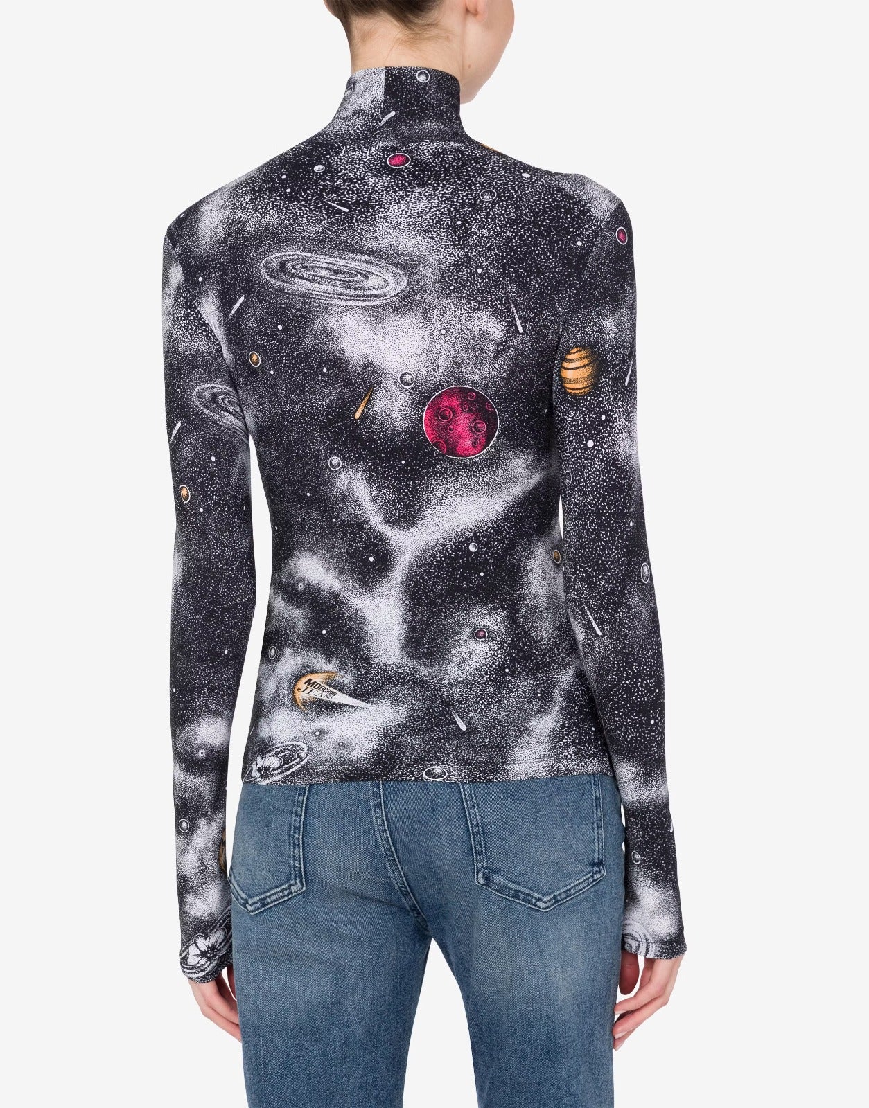 חולצת גולף מקולקציית MOSCHINO Jeans בגזרת סלים פיט עם הדפסהרכב: 73% פוליאמיד, 27% אלסטןהדוגמנית בגובה 1.78 ולובשת מידה S