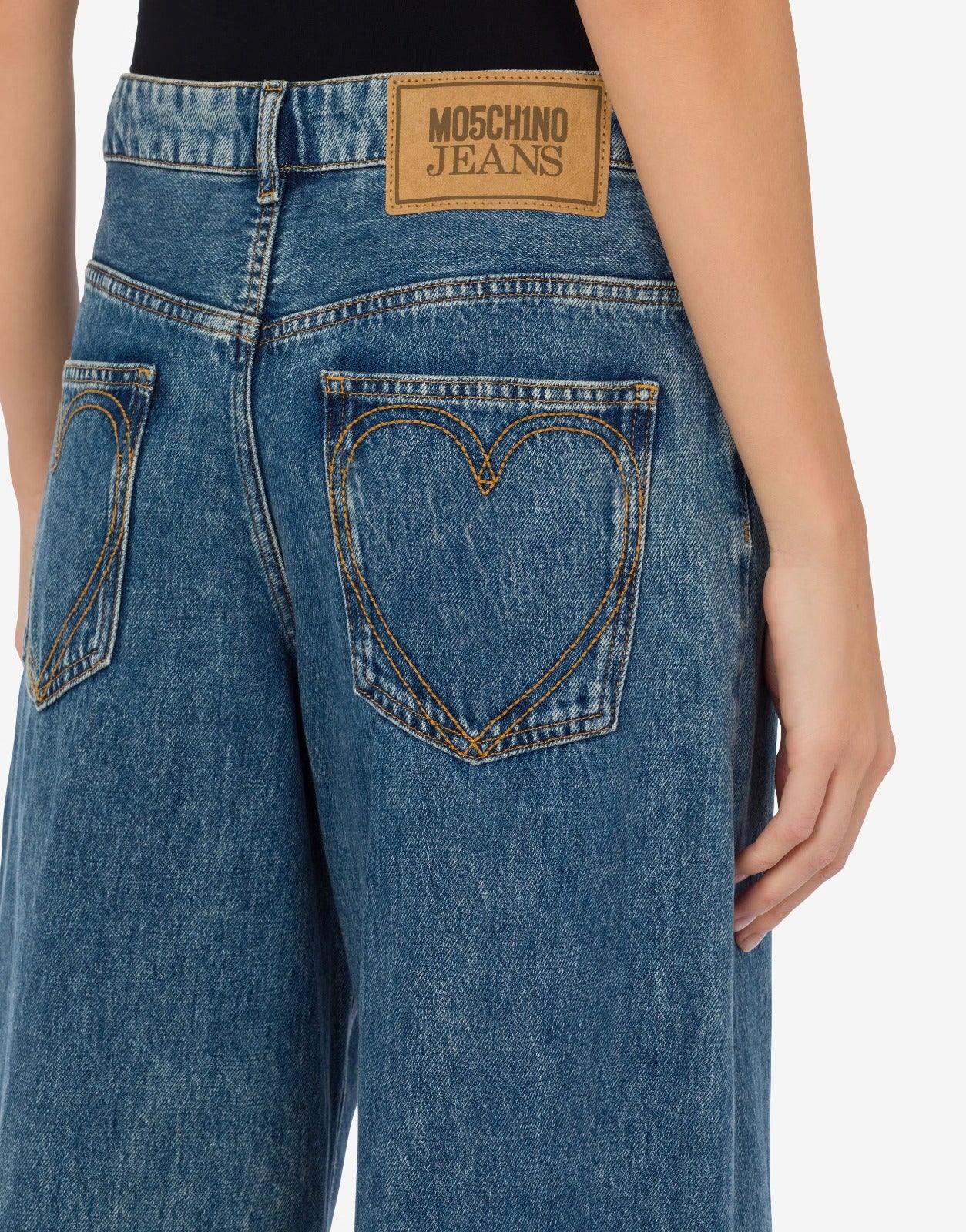 מכנסי ג'ינס מתרחבים מקולקציית MOSCHINO Jeans עם עיטור לבבות בכיסים האחורייםהרכב: 100% כותנההדוגמנית בגובה 1.76 ולובשת מידה 27