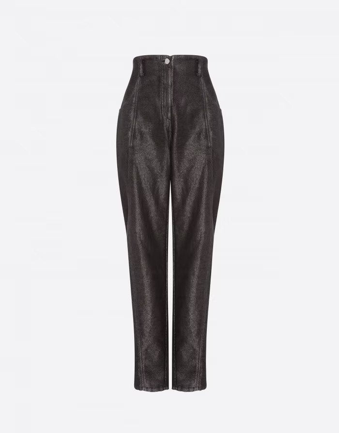 מכנסי ג'ינס מטאליים בגזרת רכיבה הרכב: 65% כותנה, 23% ויסקוזה, 12% פוליאסטרהדוגמנית לובשת מידה 40 איטלקית