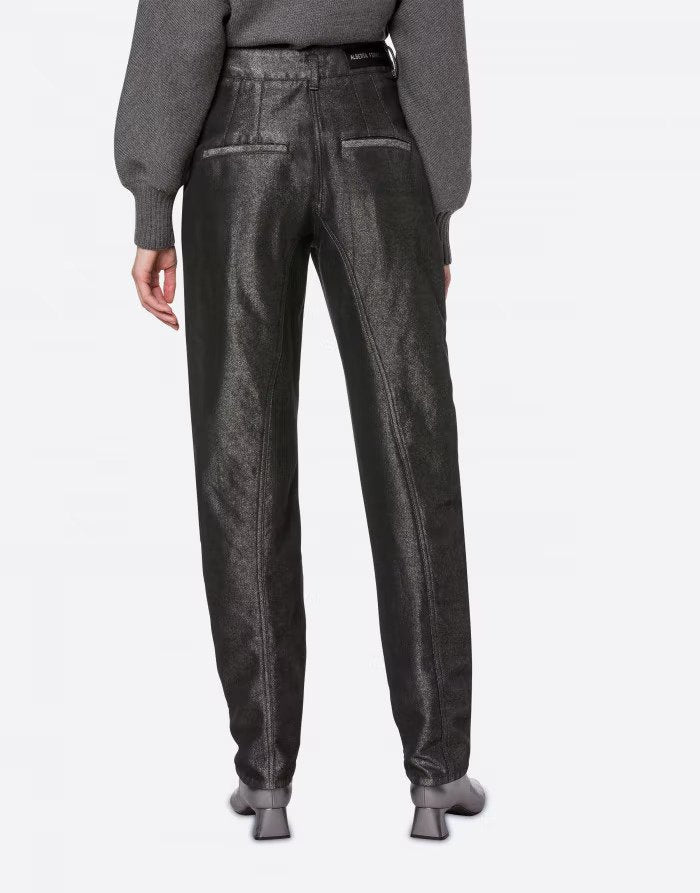 מכנסי ג'ינס מטאליים בגזרת רכיבה הרכב: 65% כותנה, 23% ויסקוזה, 12% פוליאסטרהדוגמנית לובשת מידה 40 איטלקית