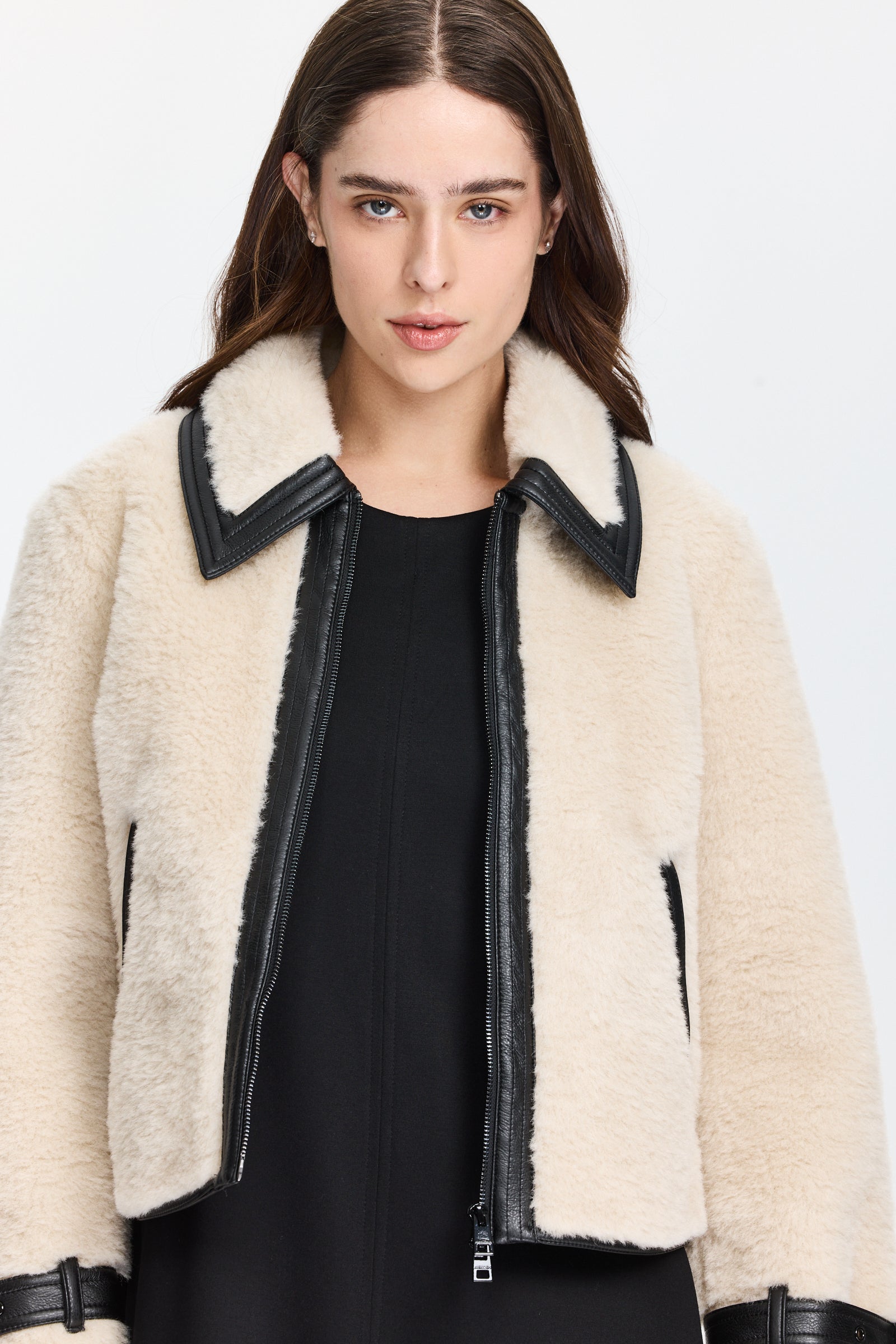 ז’קט פרווה מלאכותית רך עם צווארון קלאסי וריפוד דמוי עורשני כיסים צדדיים ורצועות דקורטיביות עם אבזם בשרווליםהרכב בד: 100% פוליאסטרהדוגמנית בגובה 1.79 ולובשת מידה 3 של מארק קיין 